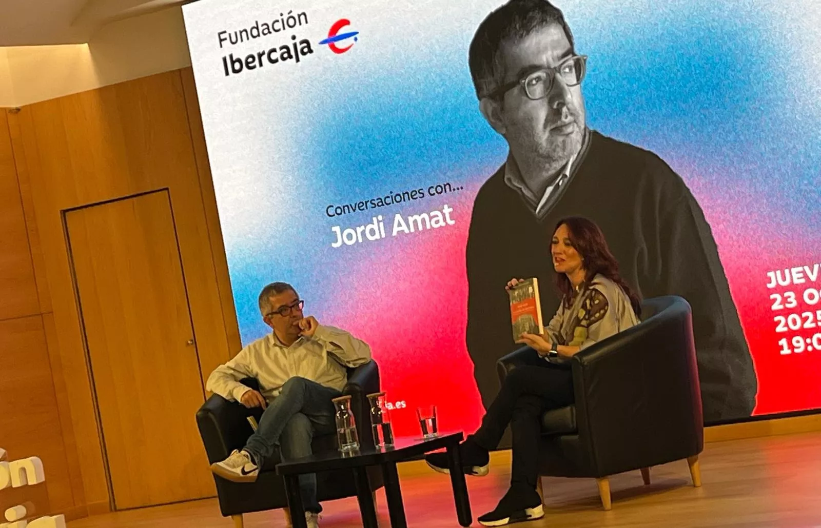 Jordi Amat y Cristina Monge, con el nuevo libro del autor. Foto Mercedes Manterola