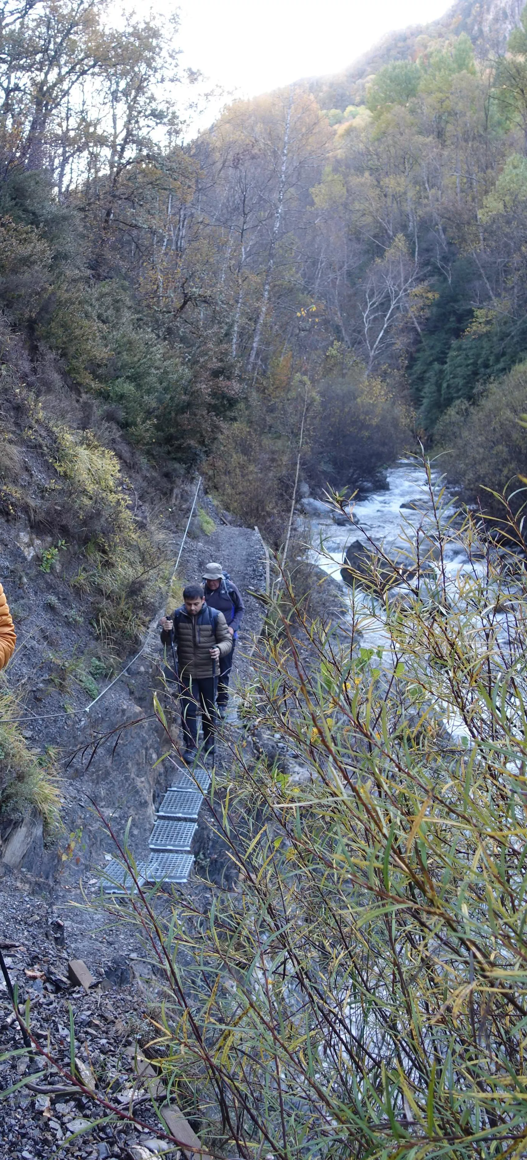 Senda junto al Caldarés. Foto Alfredo Zazo