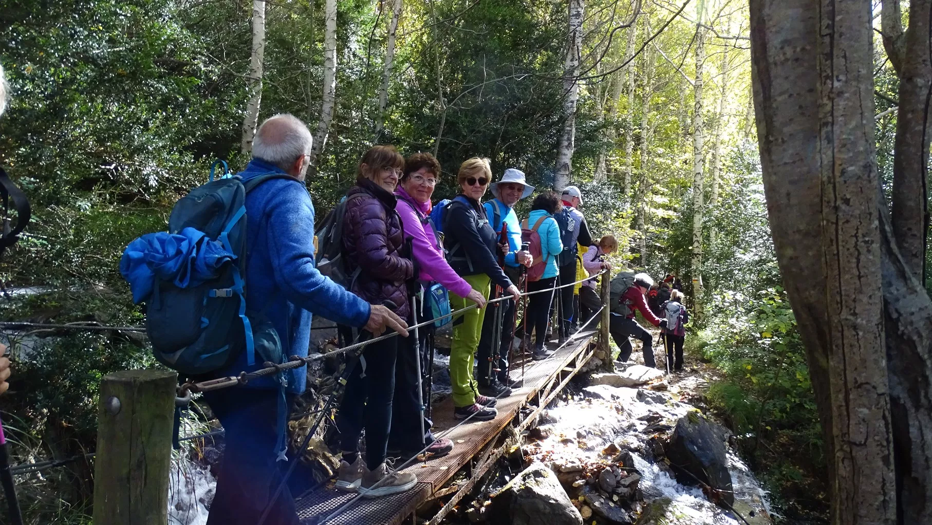 Cruzando un barranco. Foto Alfredo Zazo