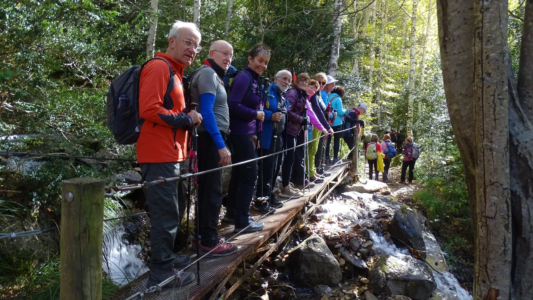 Cruzando un barranco. Foto Alfredo Zazo