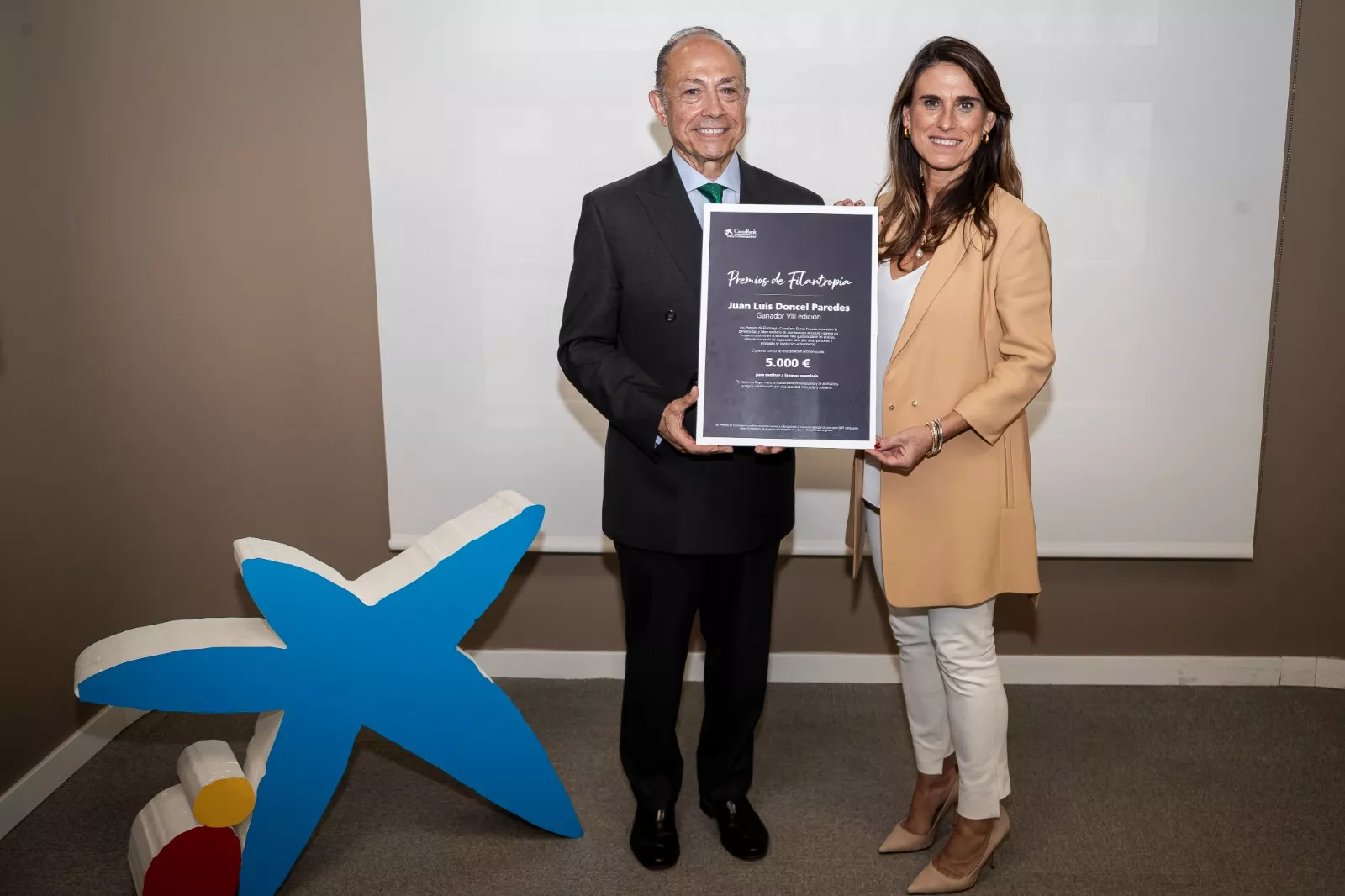 Juan Luis Doncel Paredes con Isabel Moreno, de Caixabank