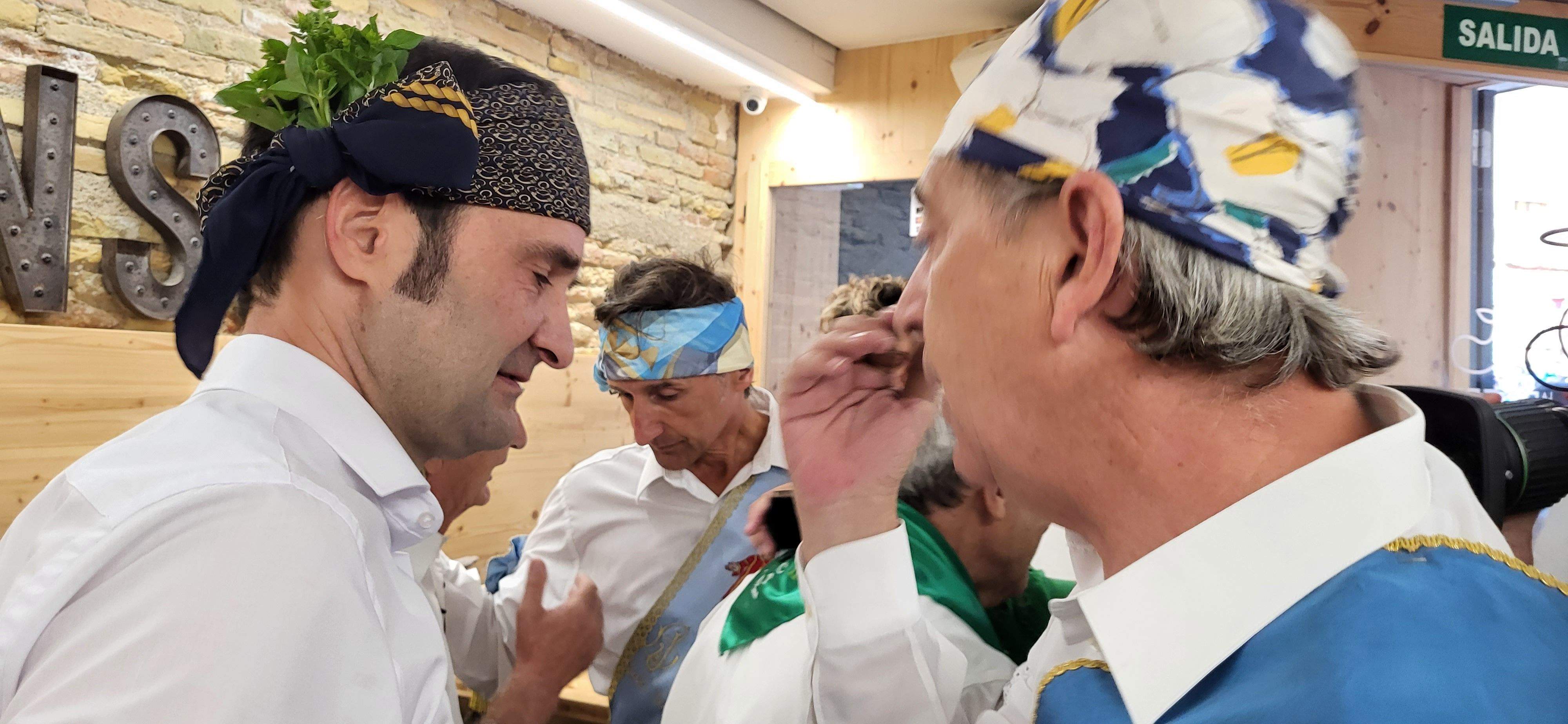 Enrique Blasco junto a Jesús Gracia, que le ha dado el relevo