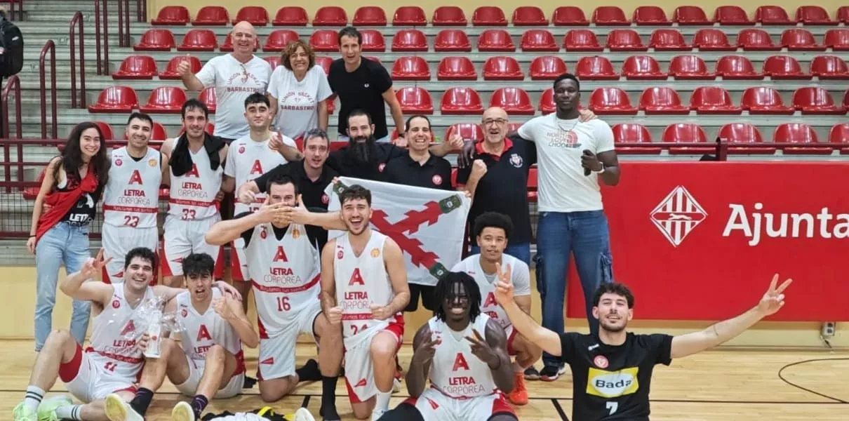 Jugadores y afición celebran el triunfo en Inca (Mallorca).