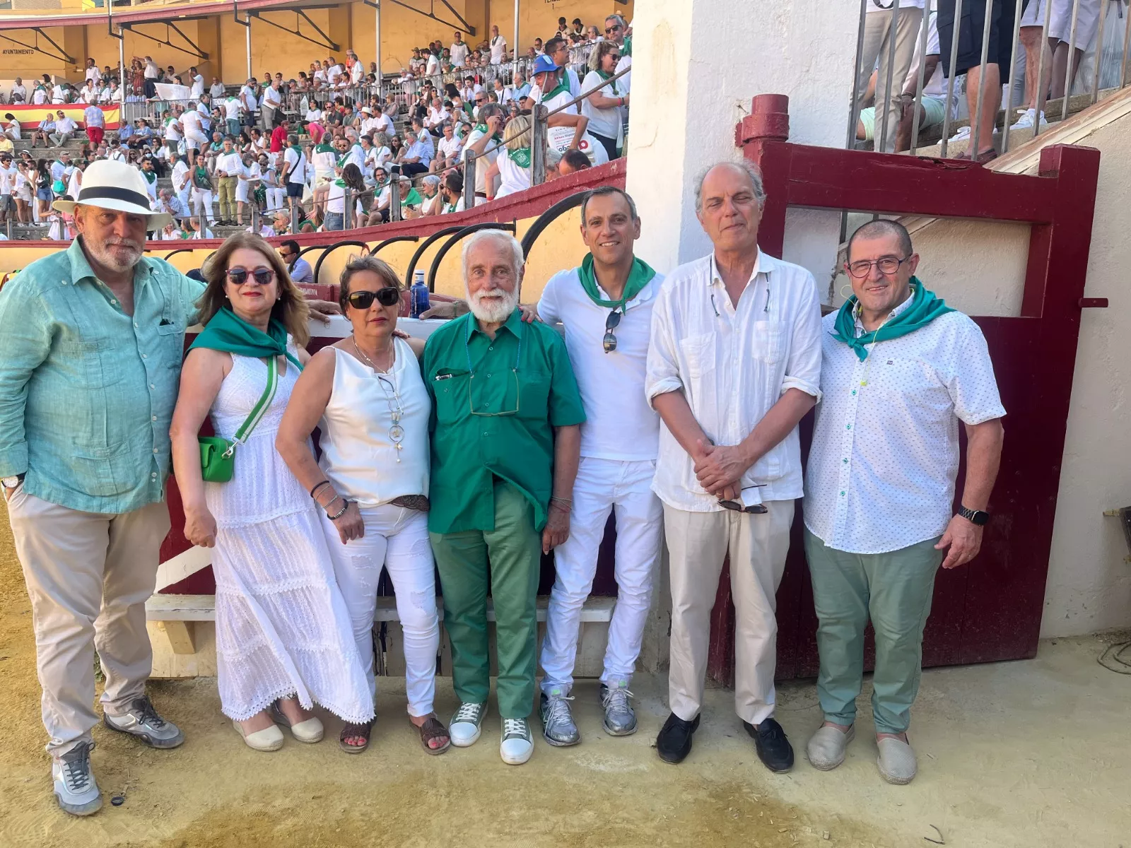 Equipo de la Plaza de Toros de Huesca galardonado en el Congreso de Cirugía Taurina de Santander Equipo de la Plaza de Toros de Huesca galardonado en el Congreso de Cirugía Taurina de Santander