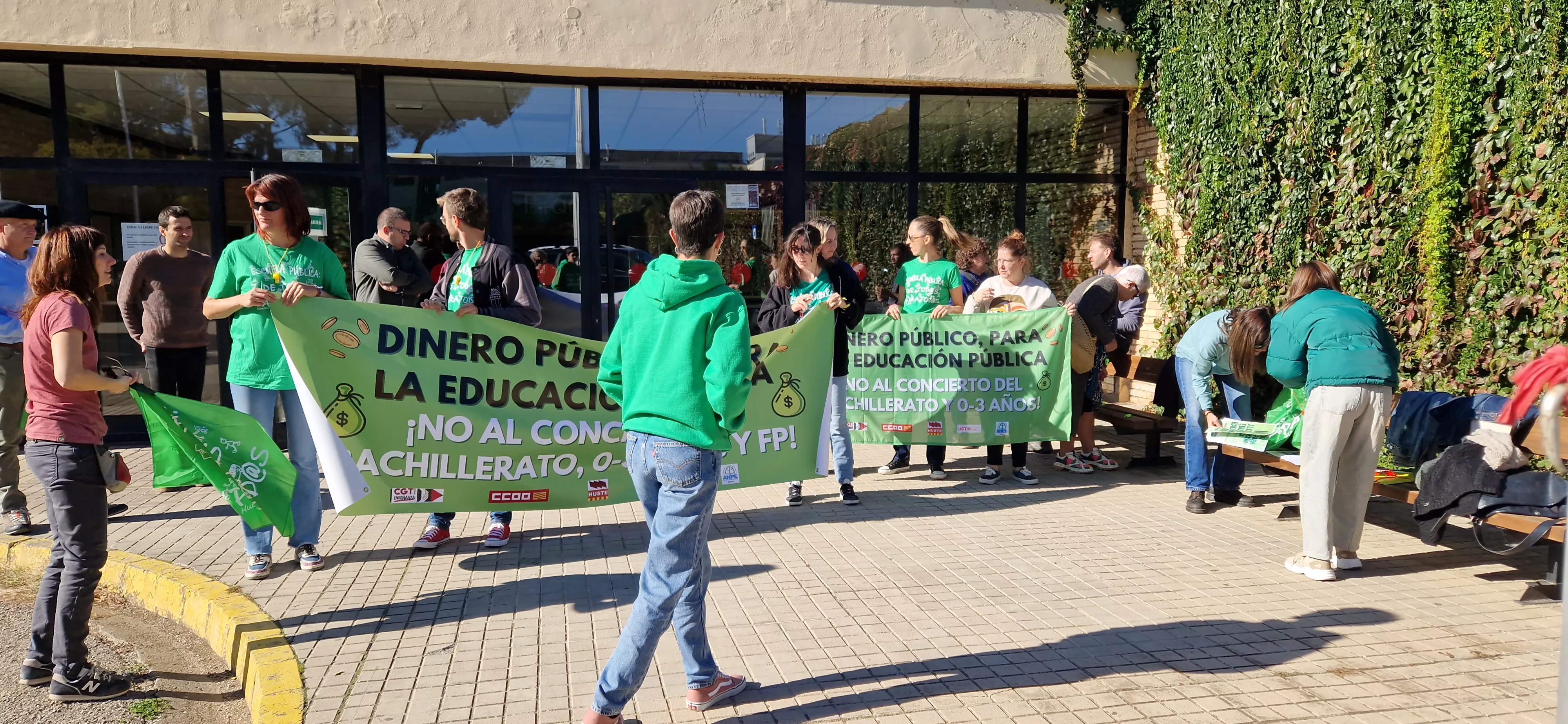 Concentración en el IES Pirámide contra la ampliación de conciertos educativos en Aragón. Foto Myriam Martínez