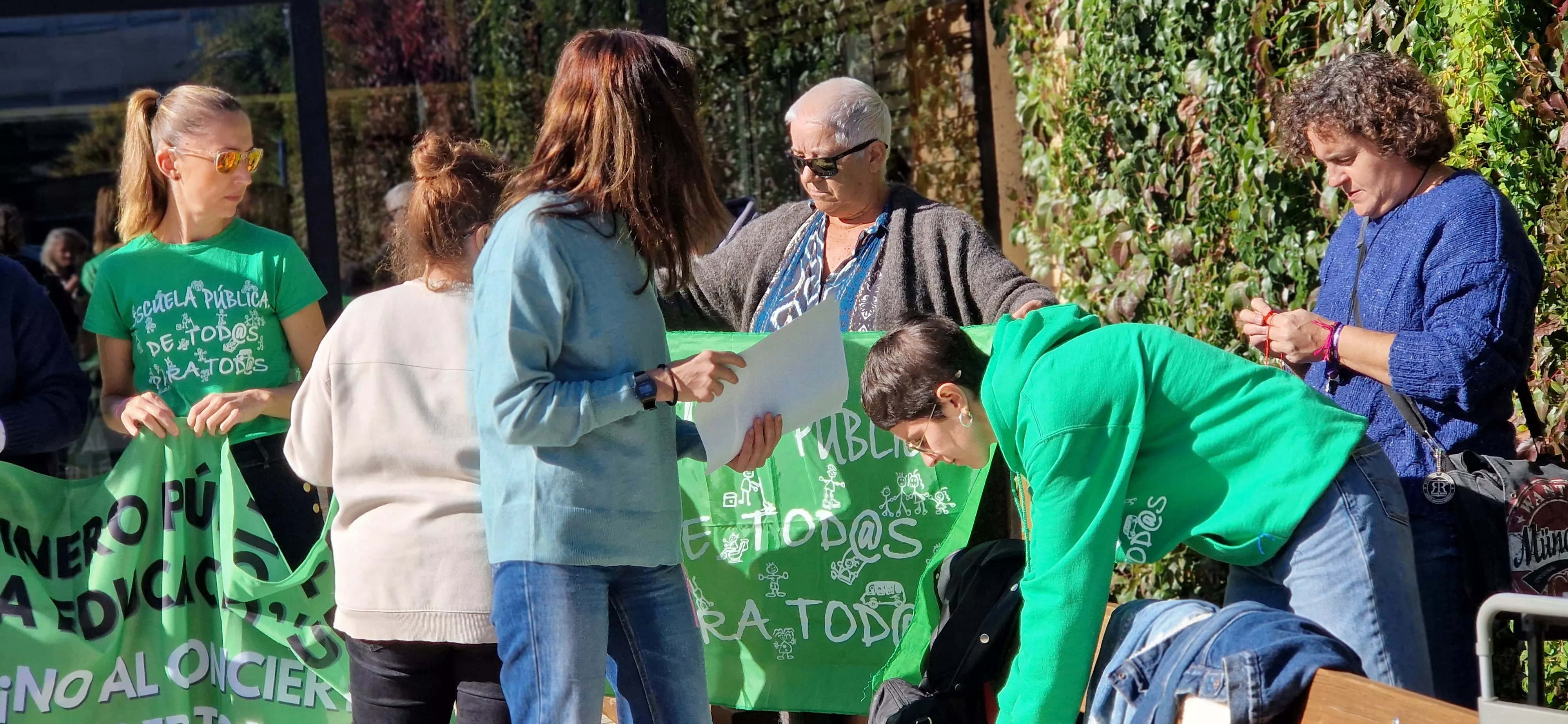 Concentración en el IES Pirámide contra la ampliación de conciertos educativos en Aragón. Foto Myriam Martínez