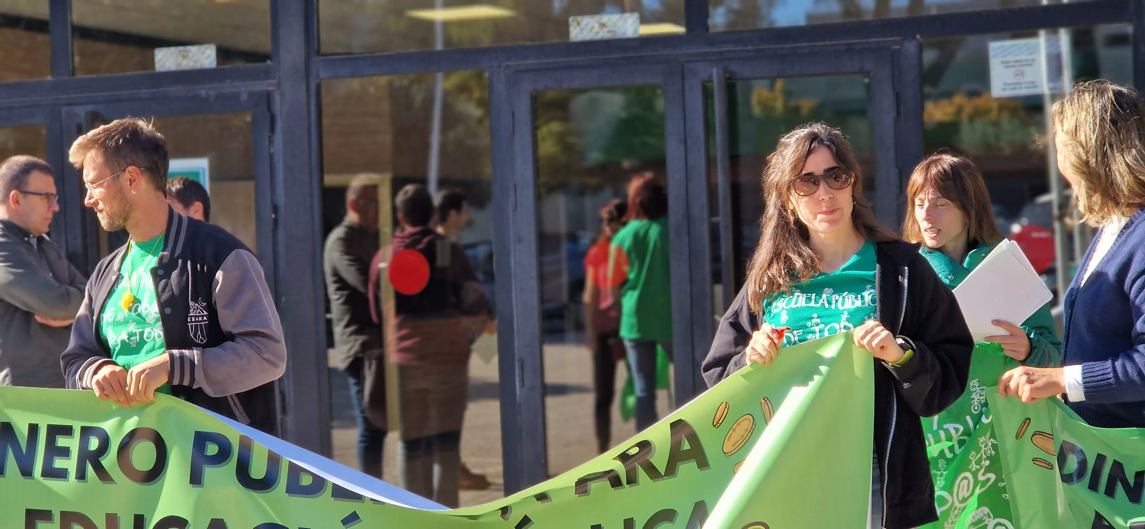 Concentración en el IES Pirámide contra la ampliación de conciertos educativos en Aragón. Foto Myriam Martínez