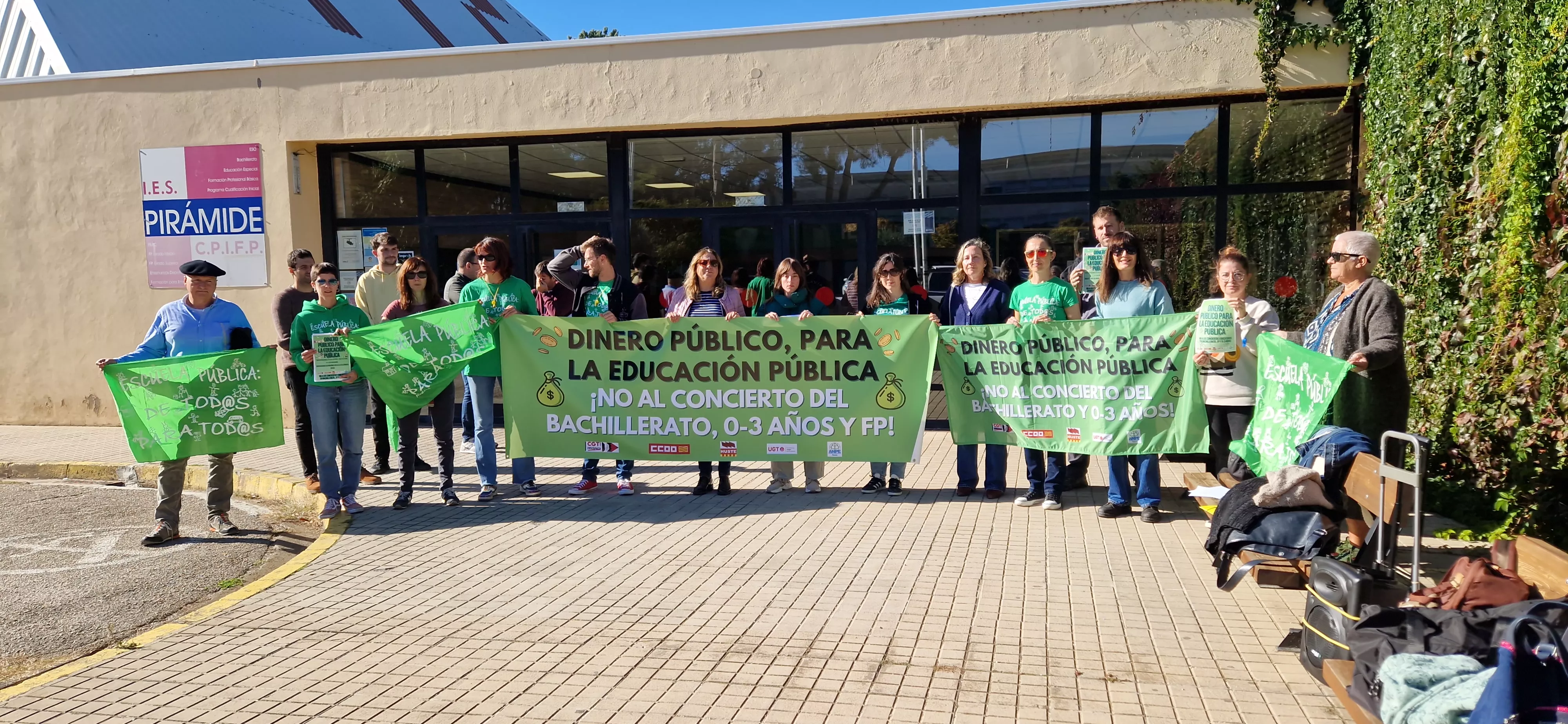 Concentración en el IES Pirámide contra la ampliación de conciertos educativos en Aragón. Foto Myriam Martínez