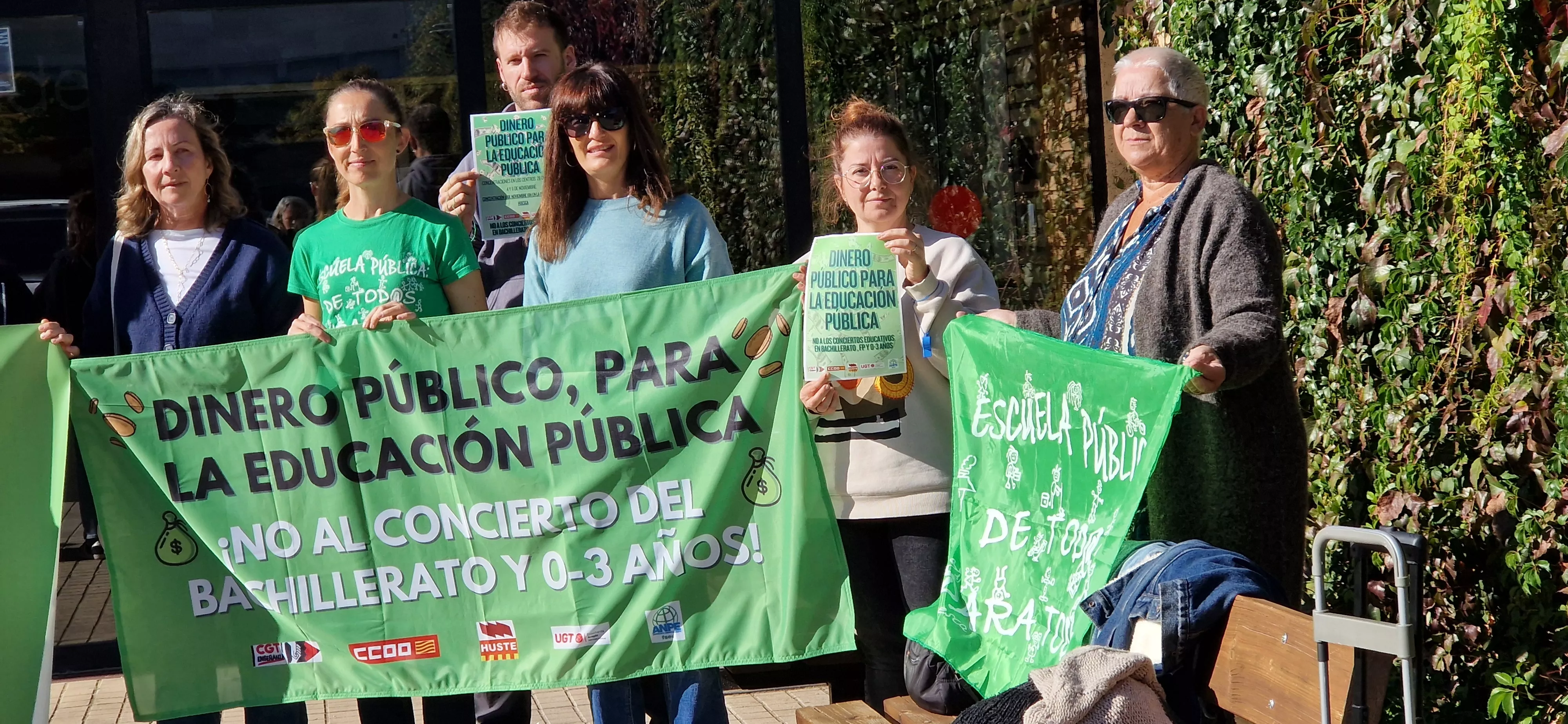 Concentración en el IES Pirámide contra la ampliación de conciertos educativos en Aragón. Foto Myriam Martínez