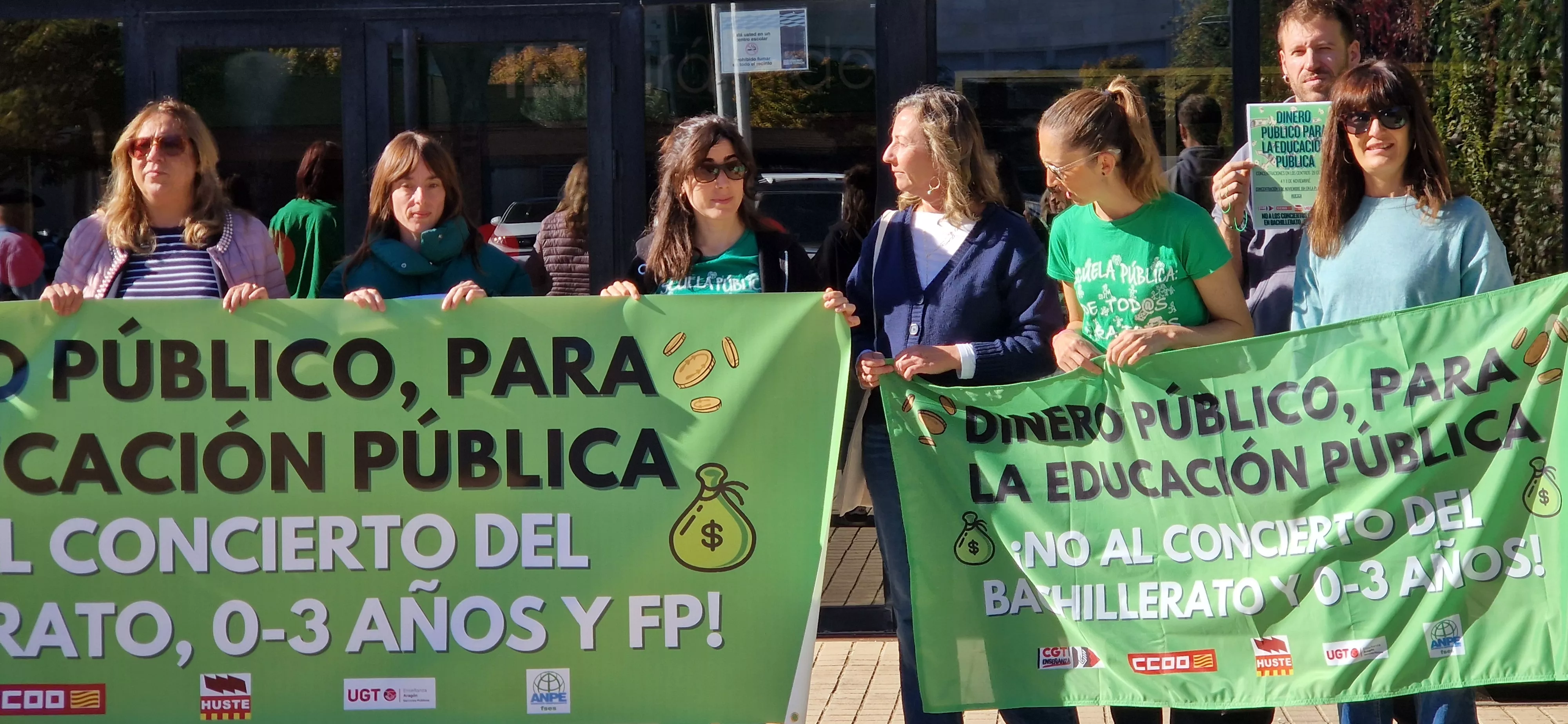 Concentración en el IES Pirámide contra la ampliación de conciertos educativos en Aragón. Foto Myriam Martínez