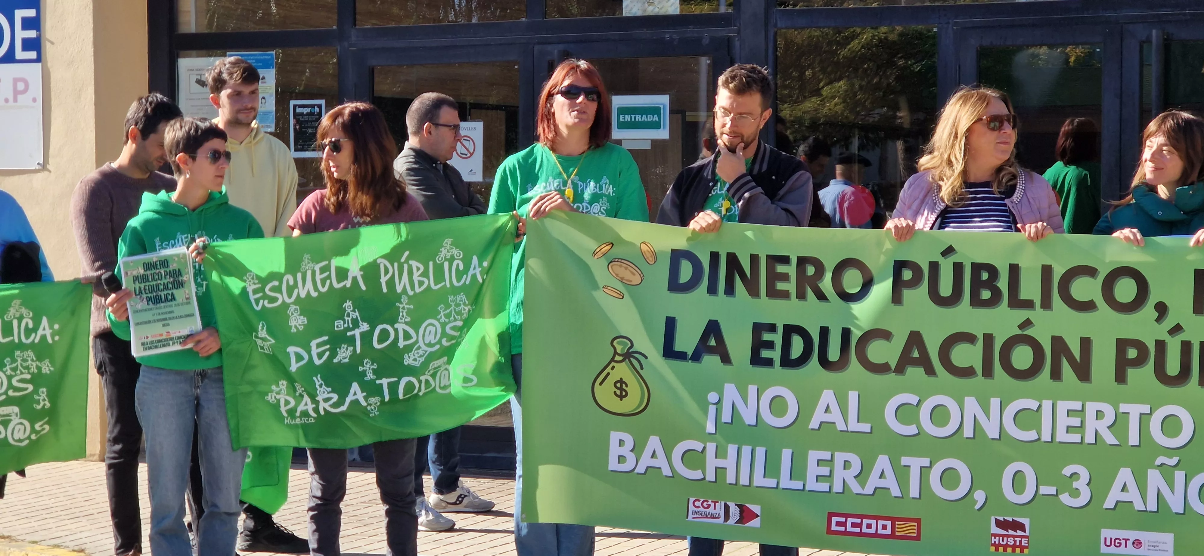 Concentración en el IES Pirámide contra la ampliación de conciertos educativos en Aragón. Foto Myriam Martínez