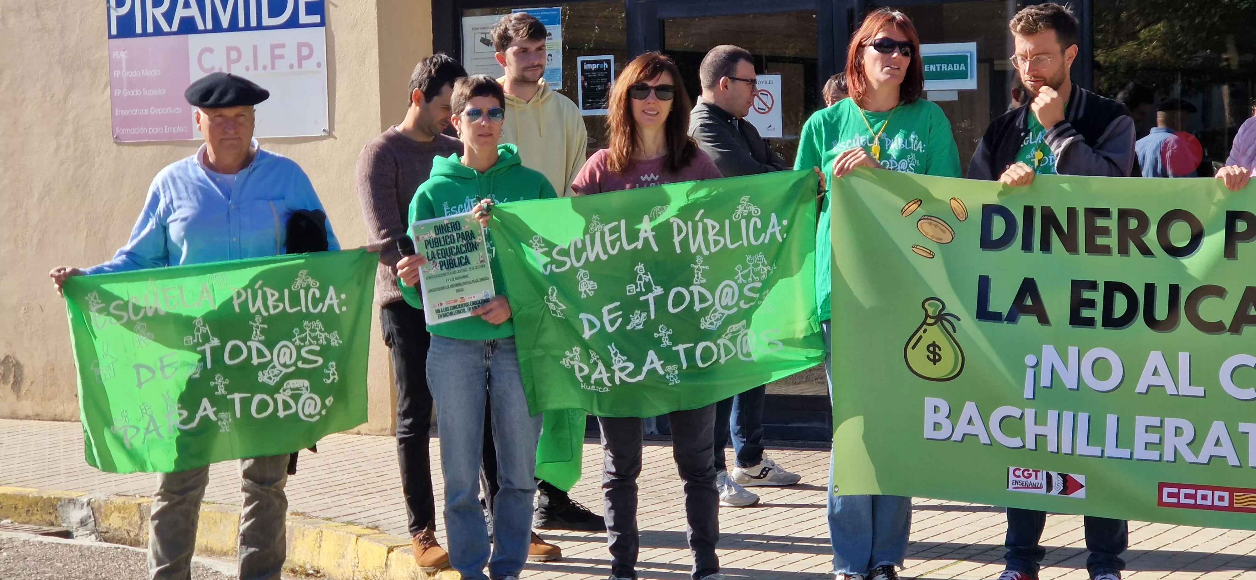 Concentración en el IES Pirámide contra la ampliación de conciertos educativos en Aragón. Foto Myriam Martínez