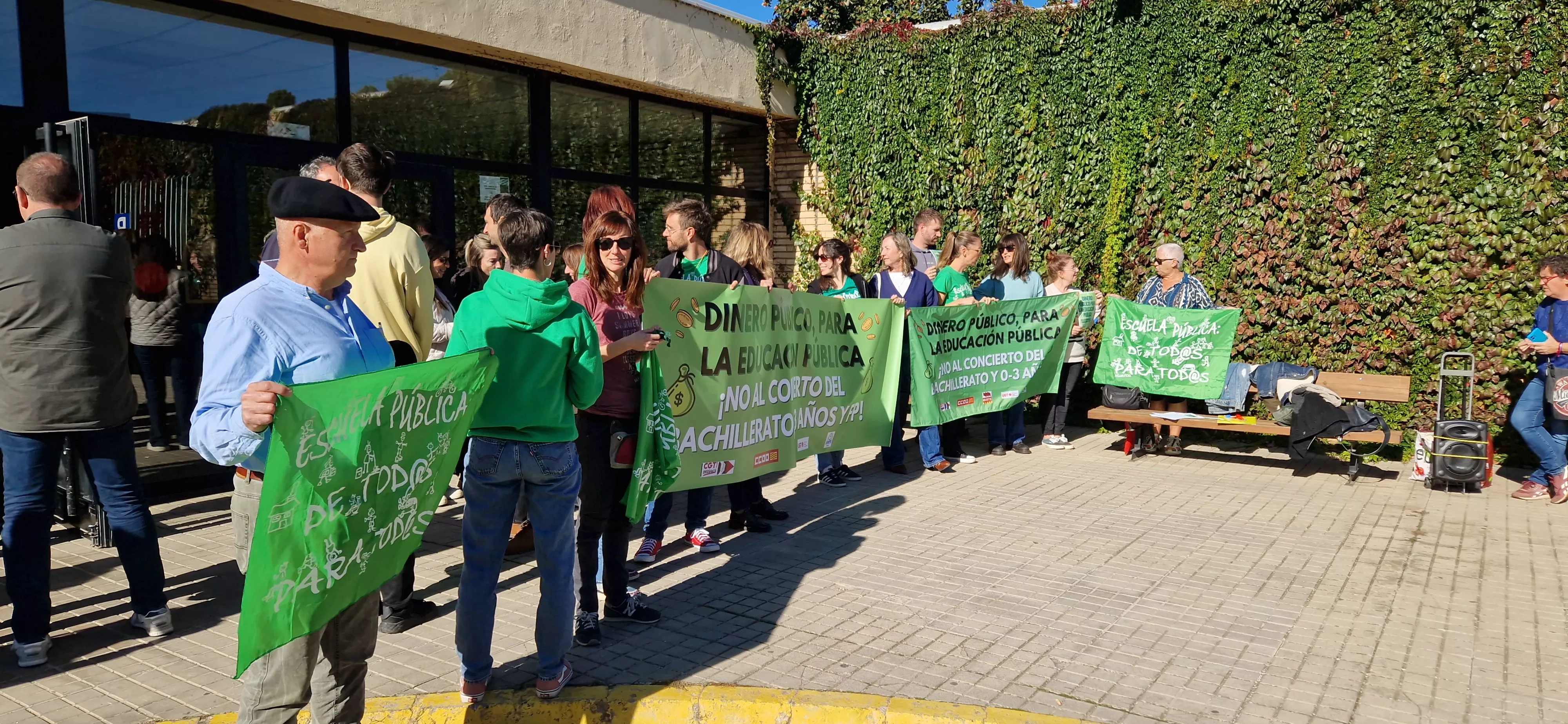 Concentración en el IES Pirámide contra la ampliación de conciertos educativos en Aragón. Foto Myriam Martínez