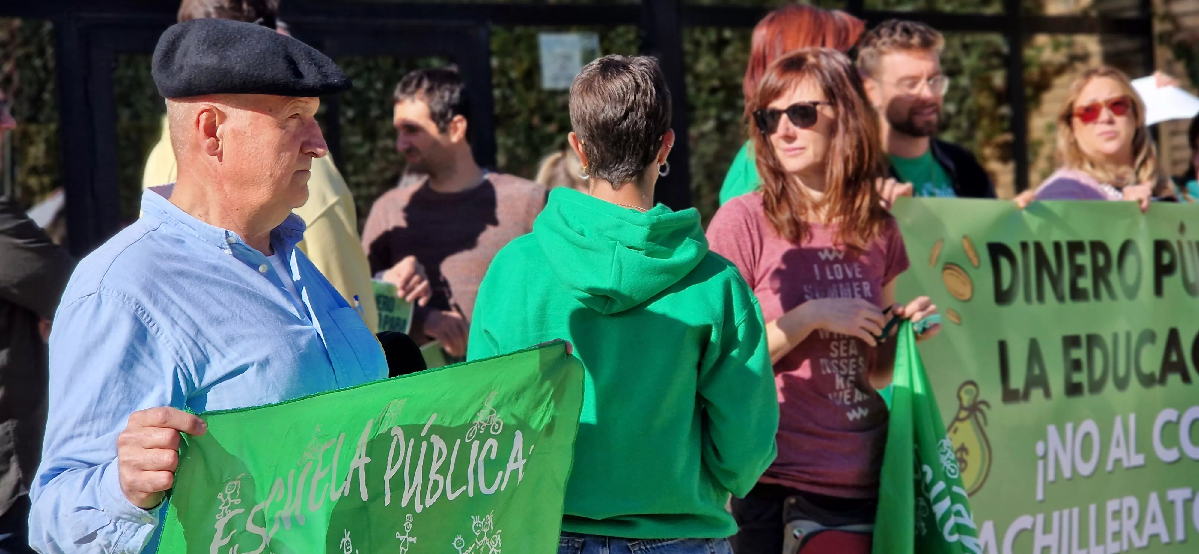 Concentración en el IES Pirámide contra la ampliación de conciertos educativos en Aragón. Foto Myriam Martínez