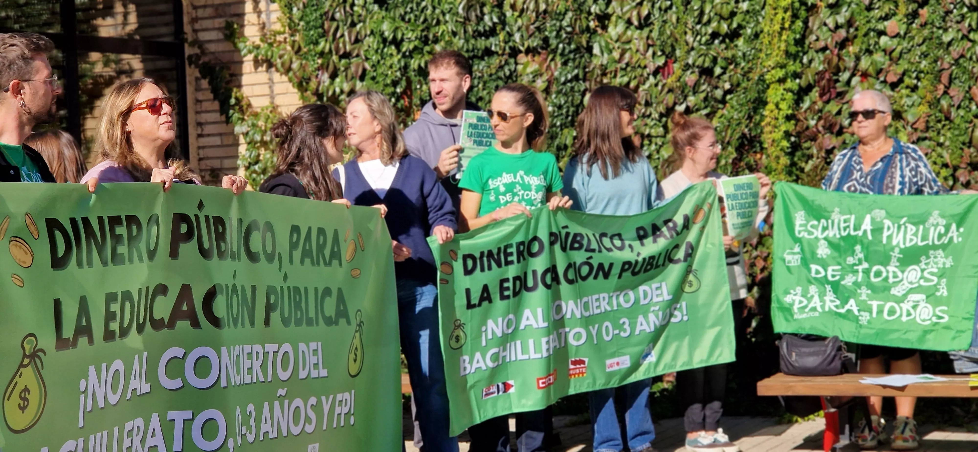 Concentración en el IES Pirámide contra la ampliación de conciertos educativos en Aragón. Foto Myriam Martínez
