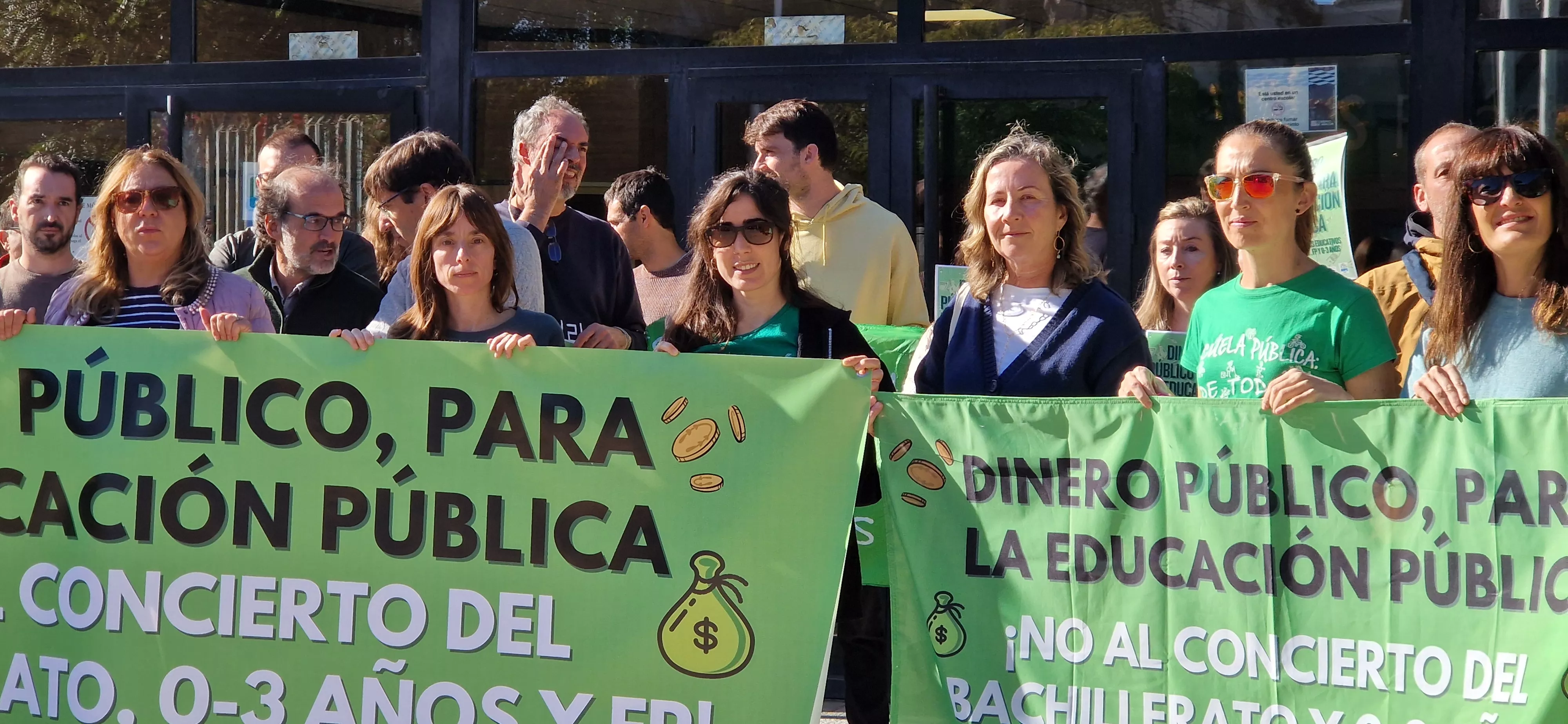 Concentración en el IES Pirámide contra la ampliación de conciertos educativos en Aragón. Foto Myriam Martínez