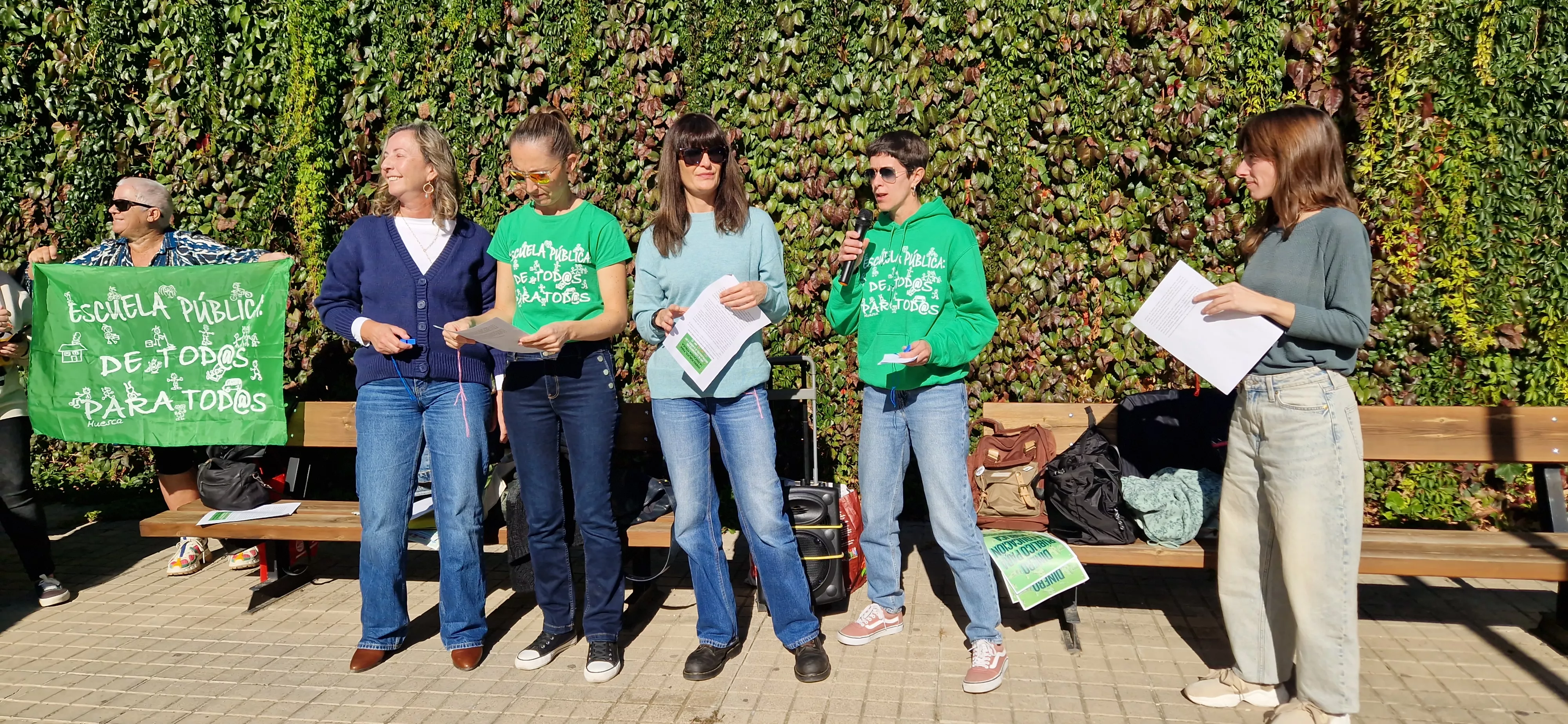 Concentración en el IES Pirámide contra la ampliación de conciertos educativos en Aragón. Foto Myriam Martínez