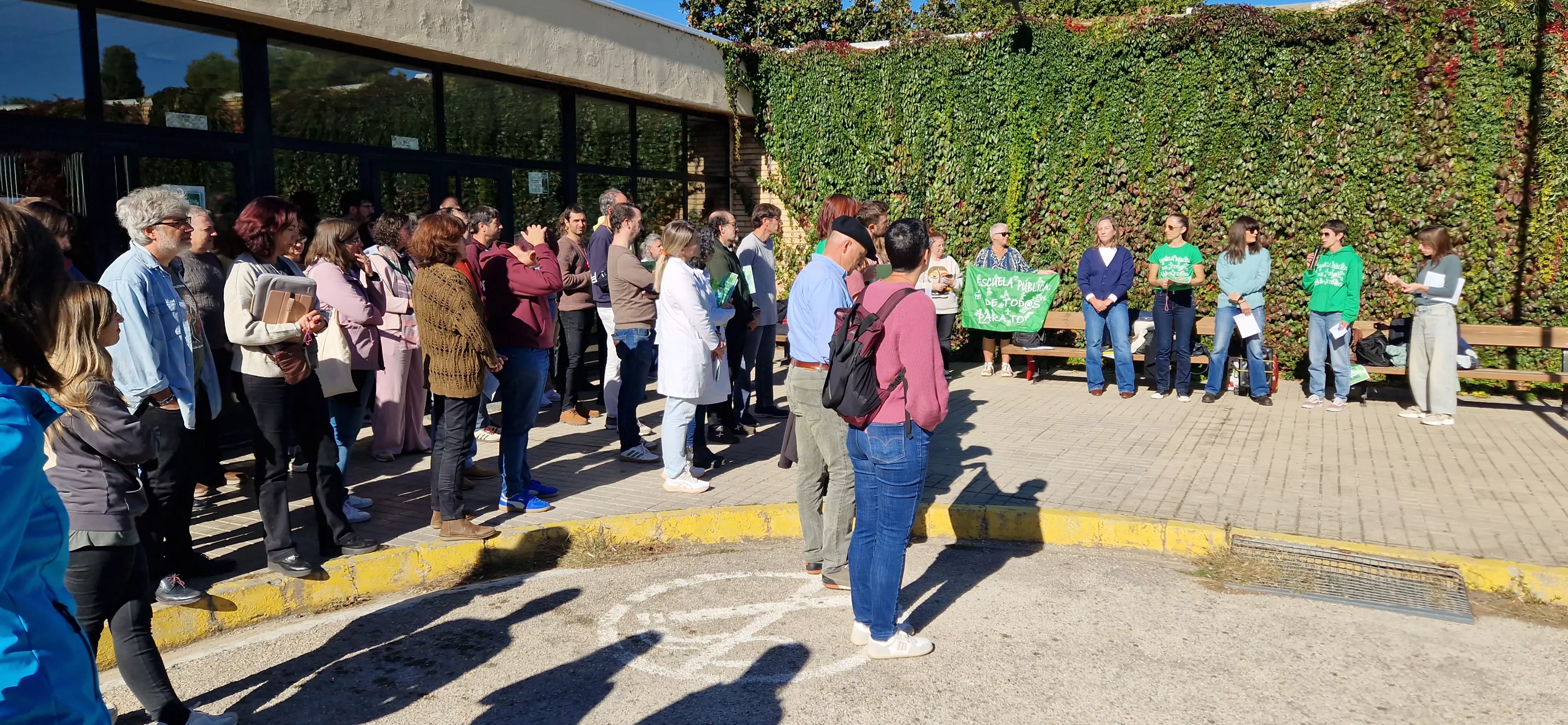 Concentración en el IES Pirámide contra la ampliación de conciertos educativos en Aragón. Foto Myriam Martínez