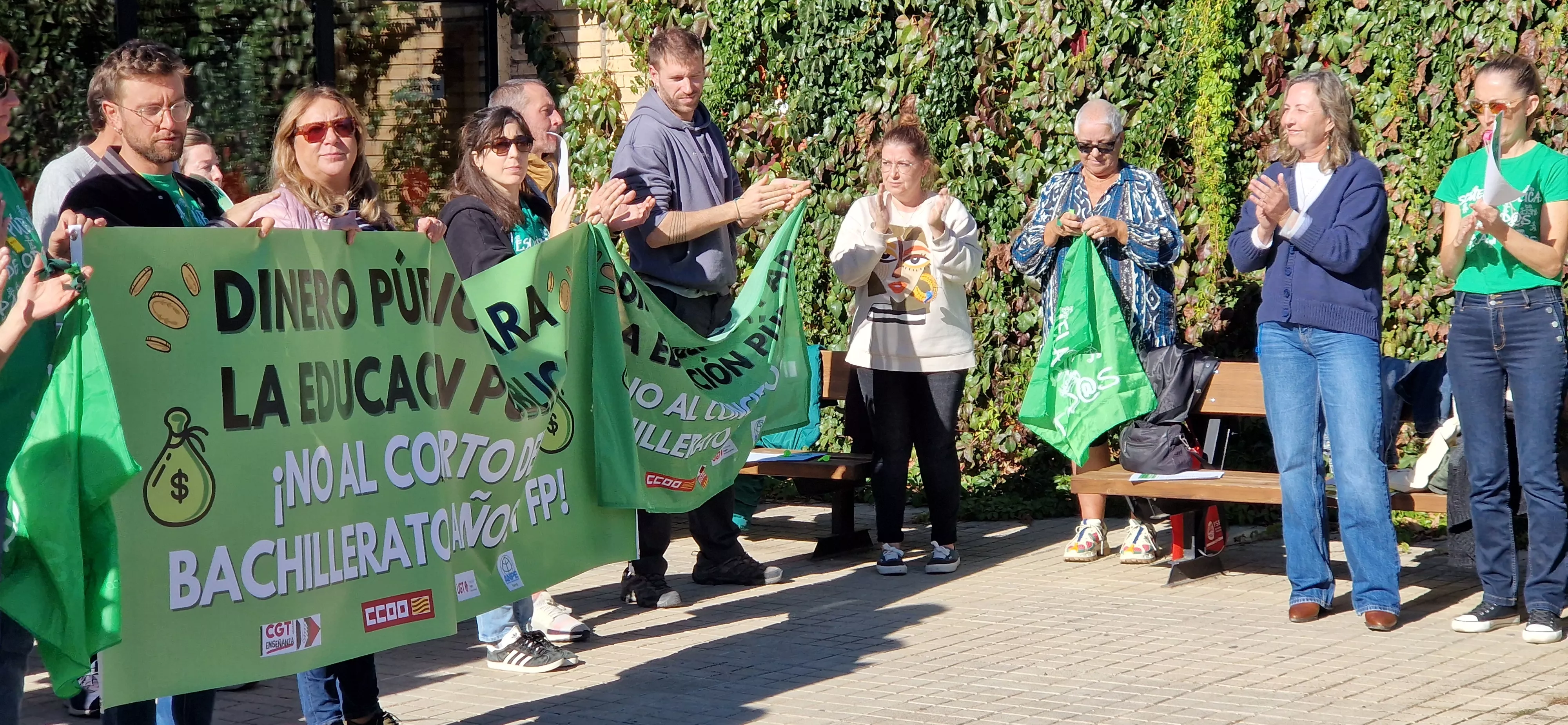 Concentración en el IES Pirámide contra la ampliación de conciertos educativos en Aragón. Foto Myriam Martínez