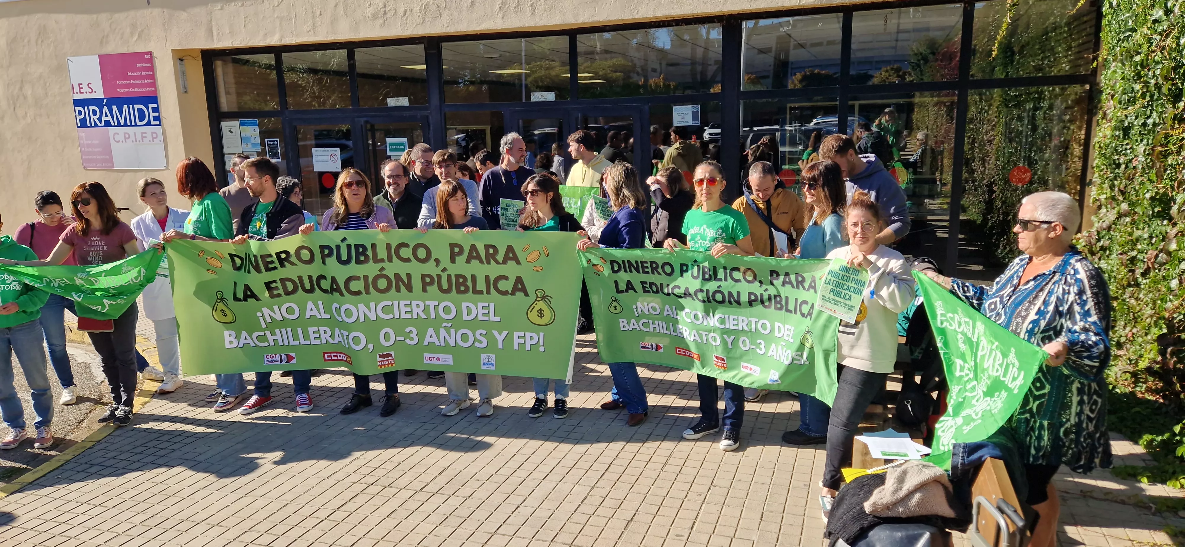Concentración en el IES Pirámide contra la ampliación de conciertos educativos en Aragón. Foto Myriam Martínez