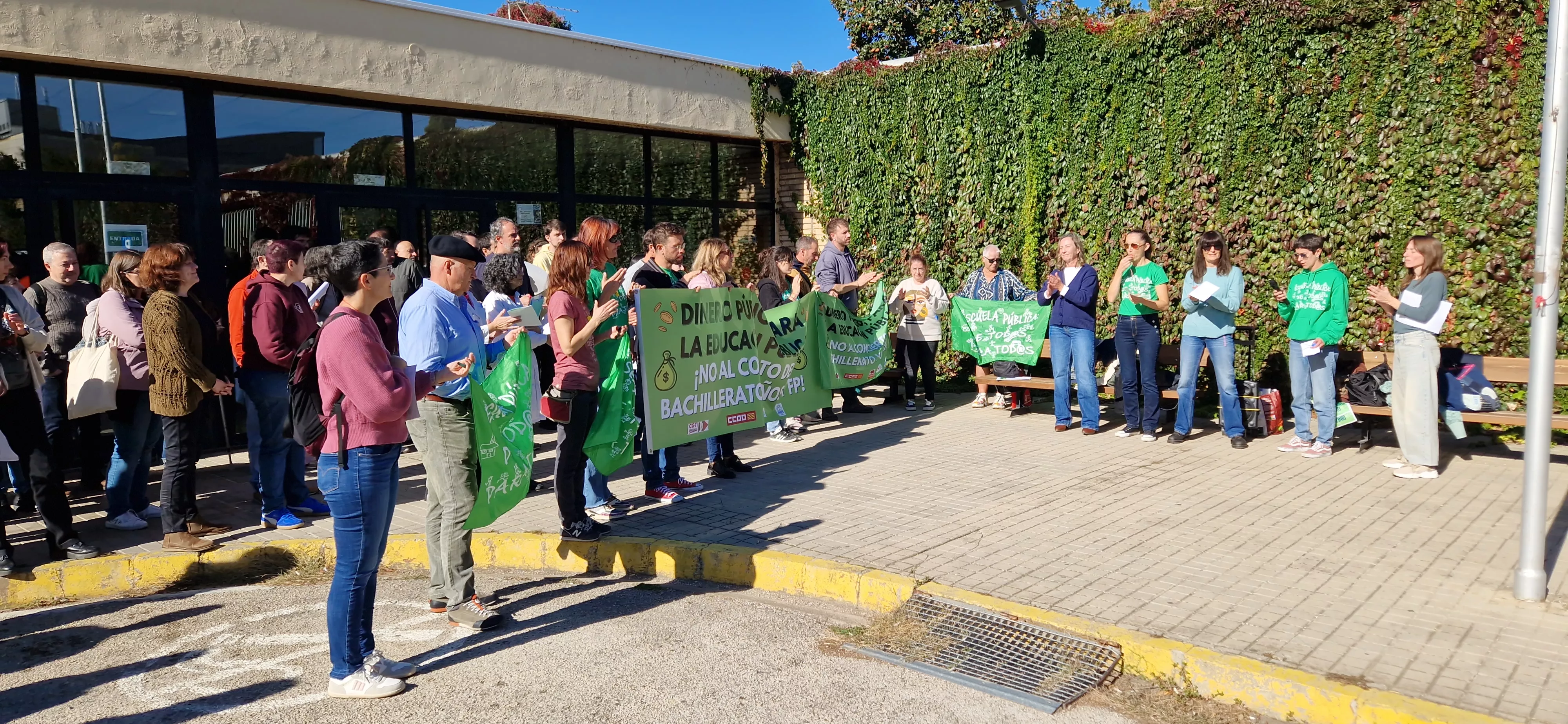 Concentración en el IES Pirámide contra la ampliación de conciertos educativos en Aragón. Foto Myriam Martínez