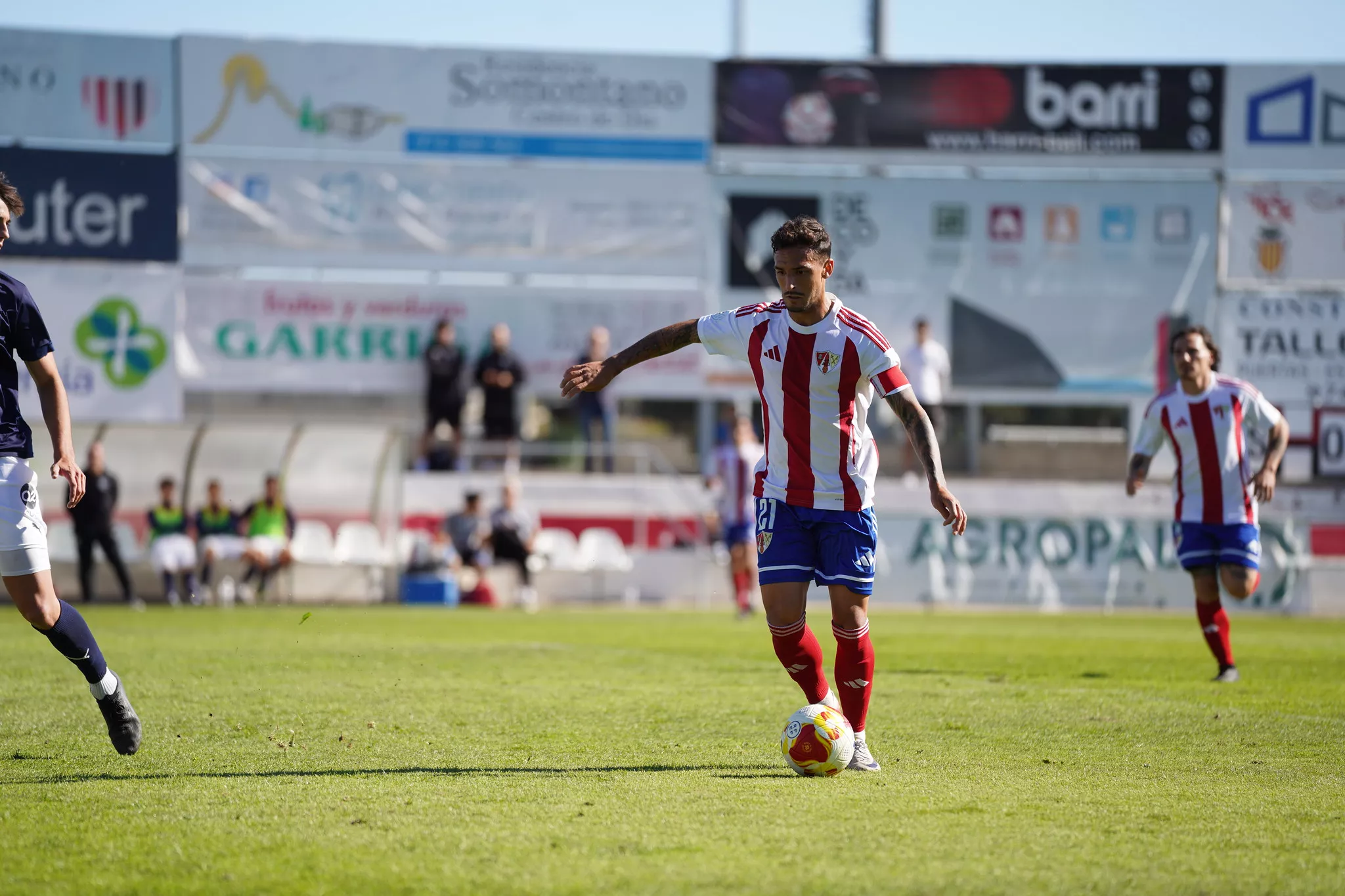 Sito Barrera golpea un balón en el partido del Barbastro ante el Atlétic Lleida. Foto: Dani Vidal