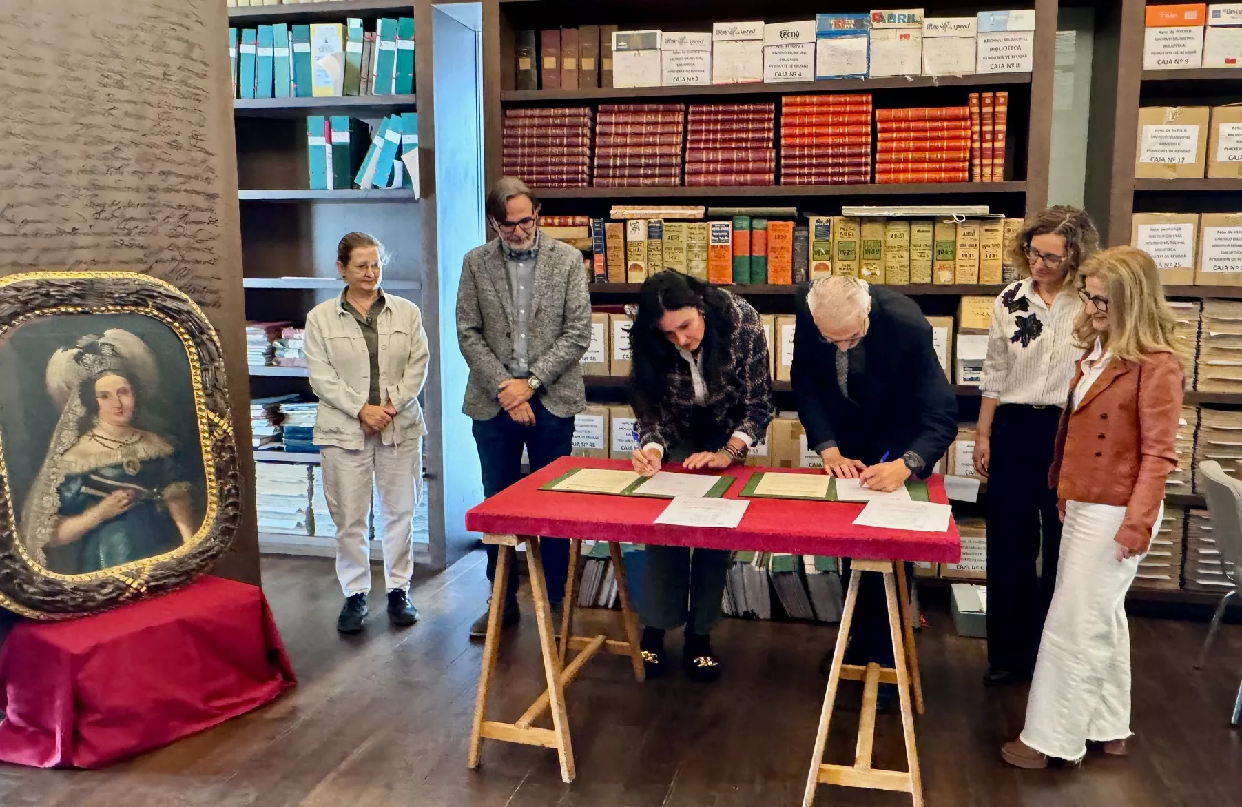 Firma del convenio entre el Ayuntamiento de Huesca y la Escyra.