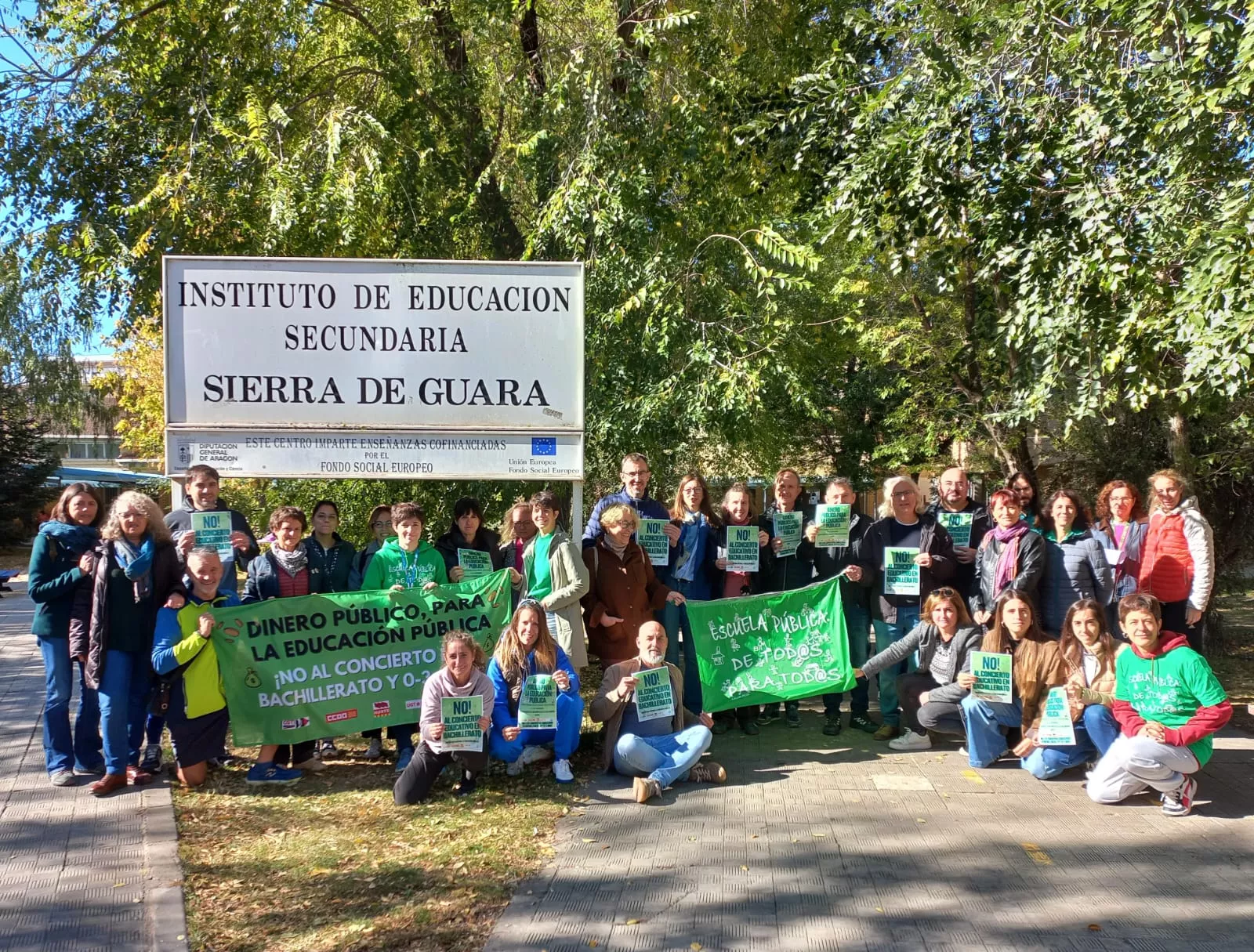 Concentración en el IES Sierra de Guara contra la ampliación de conciertos educativos en Aragón.