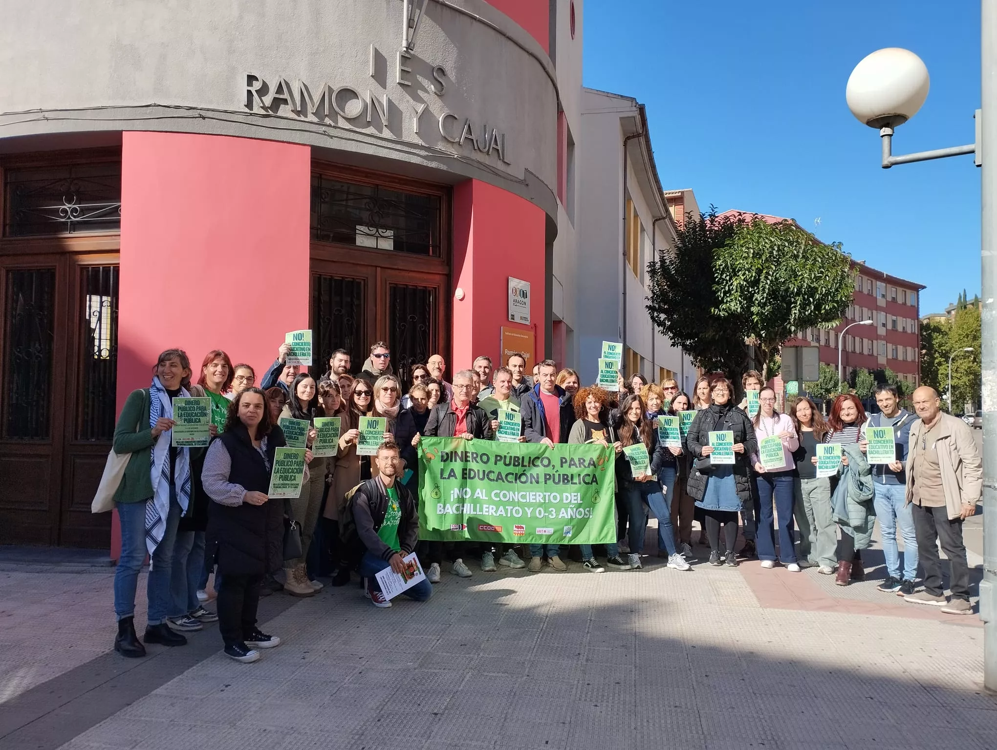 Concentración en el IES Ramón y Cajal contra la ampliación de conciertos educativos en Aragón.