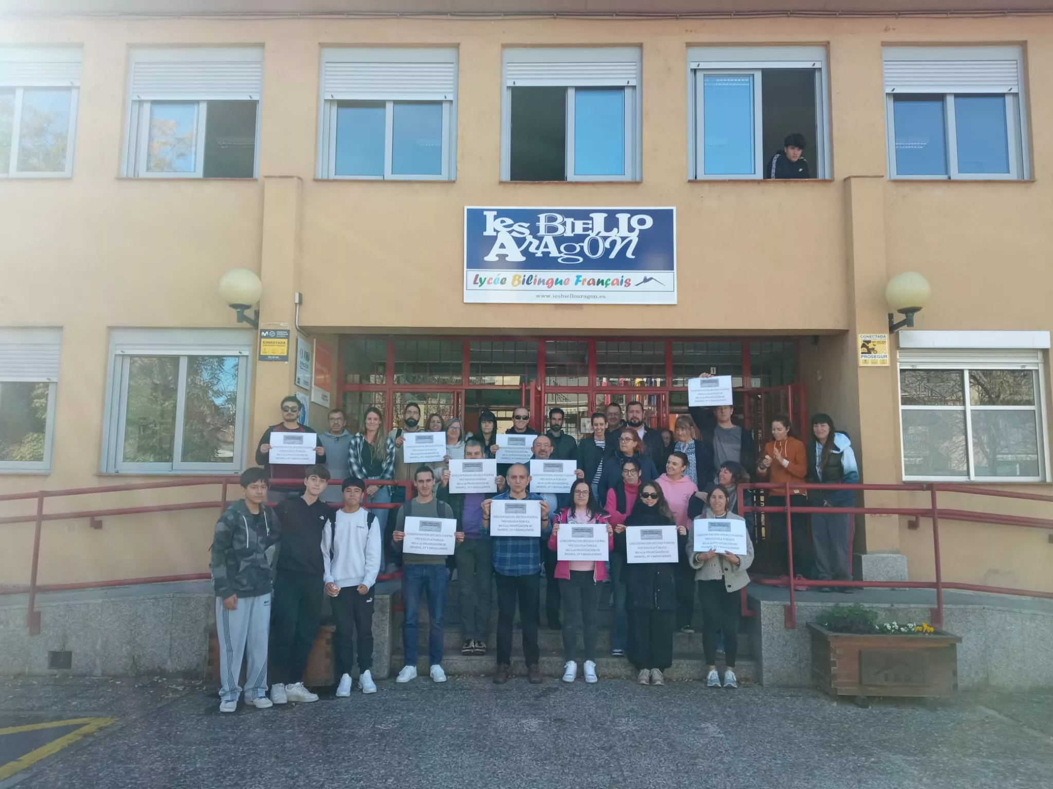 Concentración en el IES Biello Aragón contra la ampliación de conciertos educativos en Aragón.