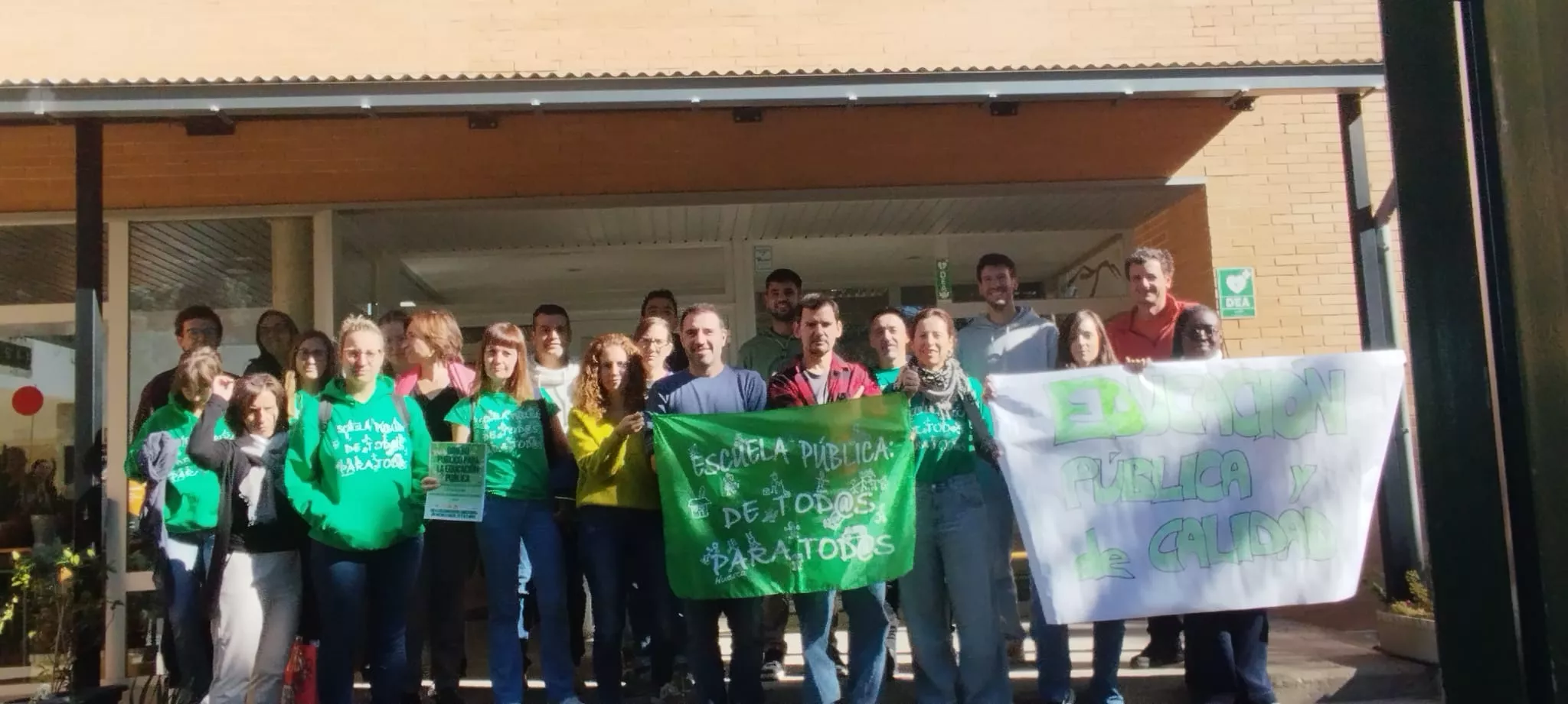 Concentración en el IES Alberto Magno contra la ampliación de conciertos educativos en Aragón.