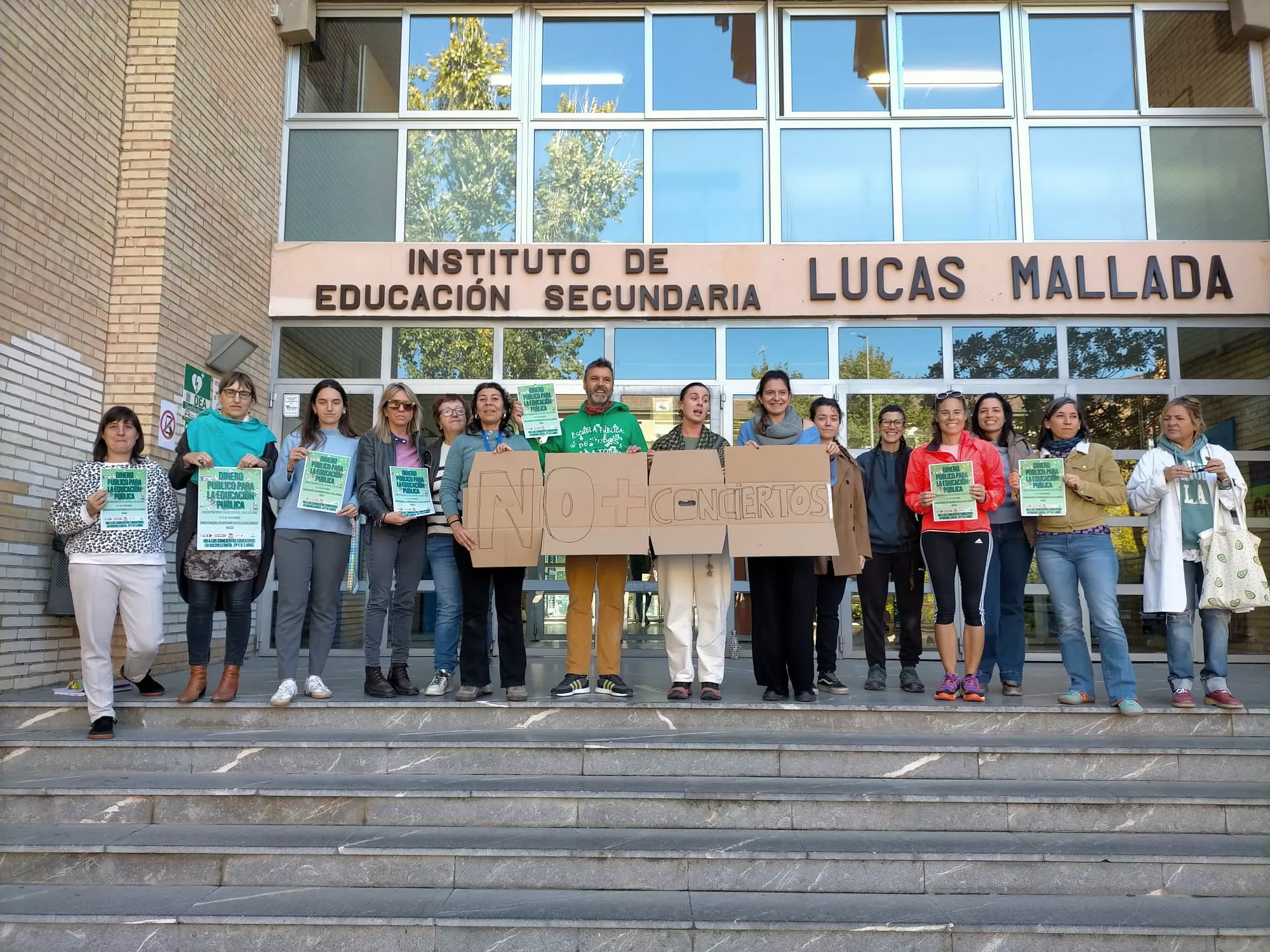 Concentración en el IES Lucas Mallada contra la ampliación de conciertos educativos en Aragón.