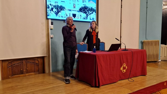 Teresa Domingo yJudith Prat, en el ciclo “Recreándolas" del Colectivo de Mujeres Feministas de Huesca. Foto Myriam Martínez