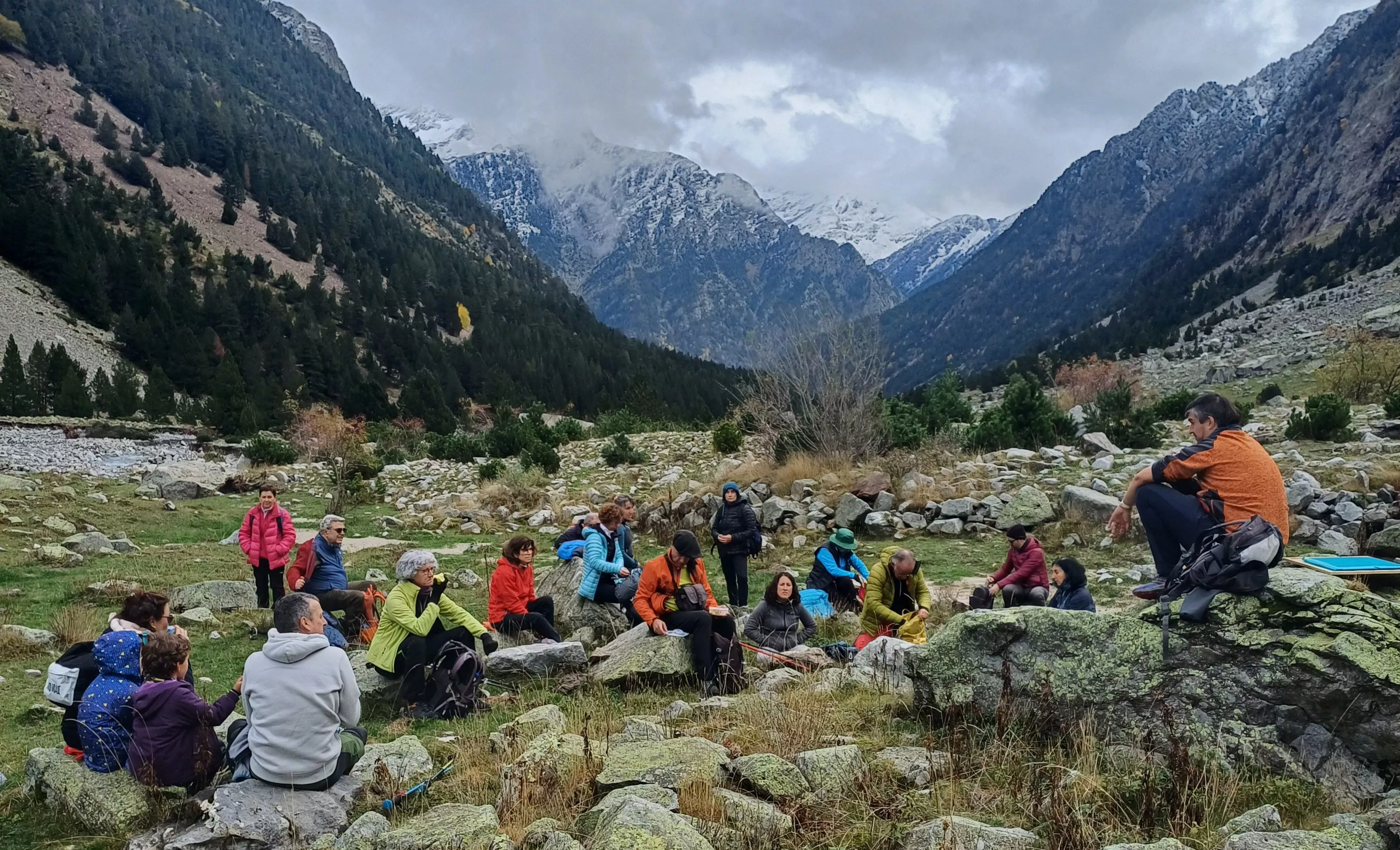 Barrosa en una de las rutas de la pasada edición del Otoño Geológico del Geoparque Sobrarbe-Pirineos. Barrosa en una de las rutas de la pasada edición del Otoño Geológico del Geoparque Sobrarbe-Pirineos.