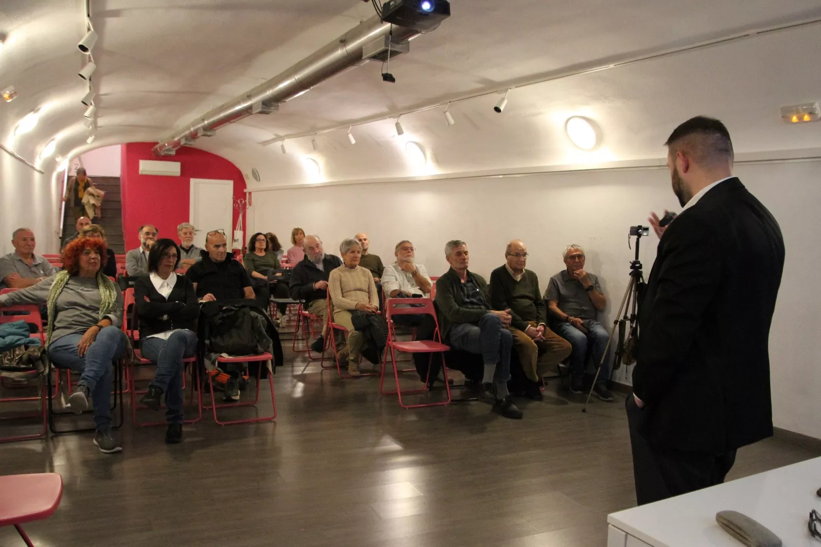 Charla de Carlos A. Migliaccio, en la librería La Pantera Rossa de Zaragoza. Foto Carlos Neofato