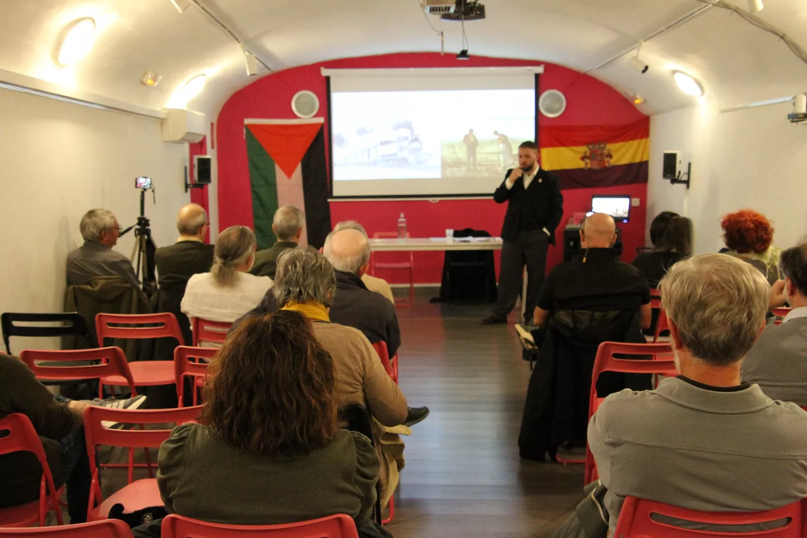 Carlos A. Migliaccio, en la librería La Pantera Rossa de Zaragoza. Foto Carlos Neofato