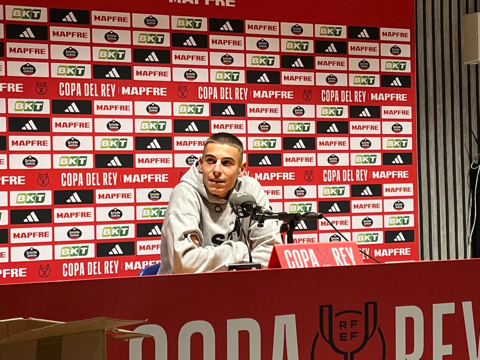 Arribas, autocrítico: "Tras mis errores el míster y Pulido me han ayudado mucho". Foto: Adri Mora