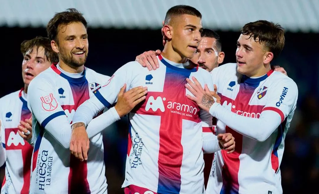 Albarracín, a la derecha, abraza a Arribas en el gol del central en Utebo. Foto: SD Huesca