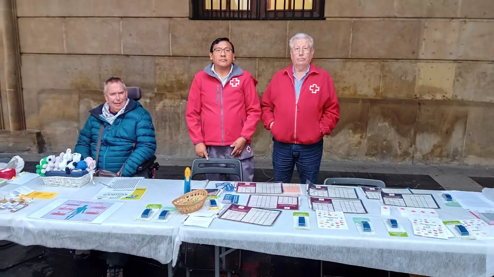 José Mas y Martín Cárdenas (Cruz Roja), a la izquierda, en el Día Mundial del Ictus.