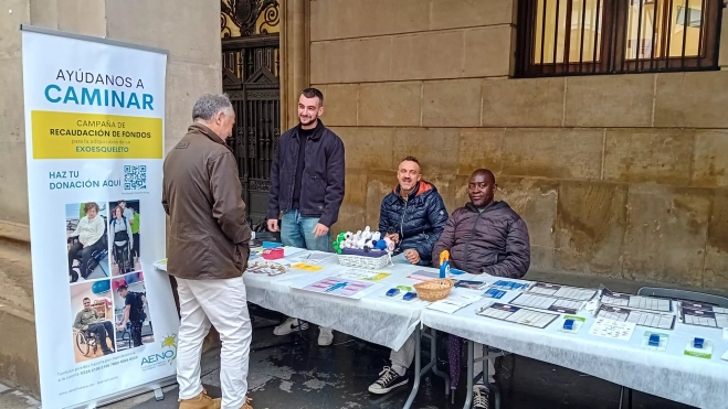 Mesa informativa de AENO en los Porches de Galicia. Mesa informativa de AENO en los Porches de Galicia.