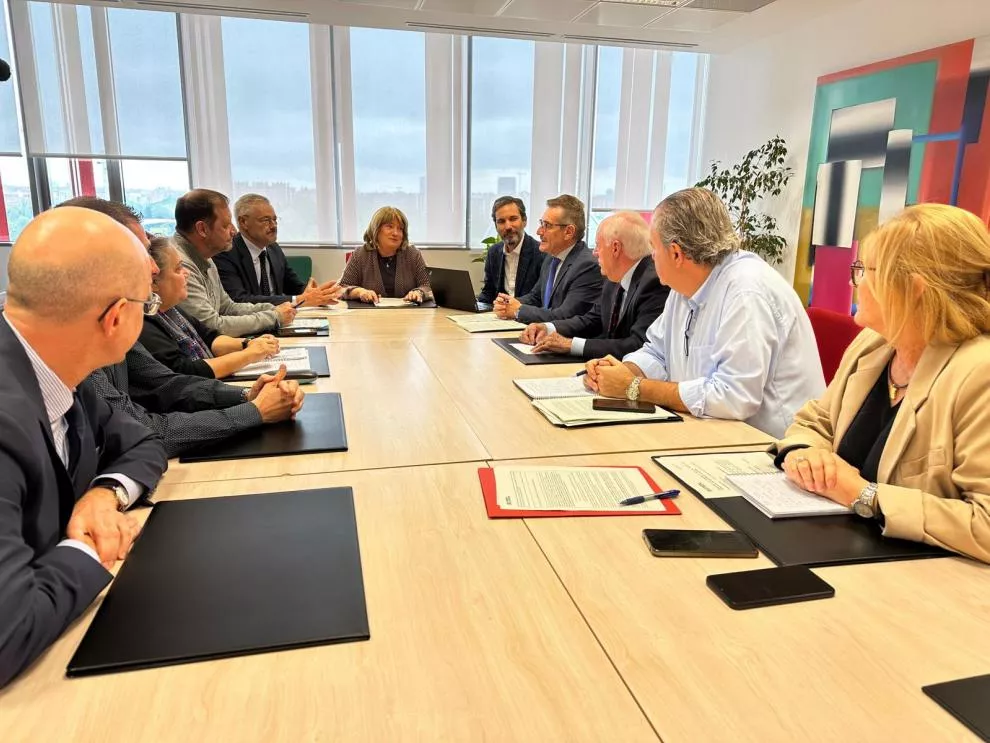 Reunión celebrada esta mañana y presidida por la consejera de Educación. Reunión celebrada esta mañana y presidida por la consejera de Educación.