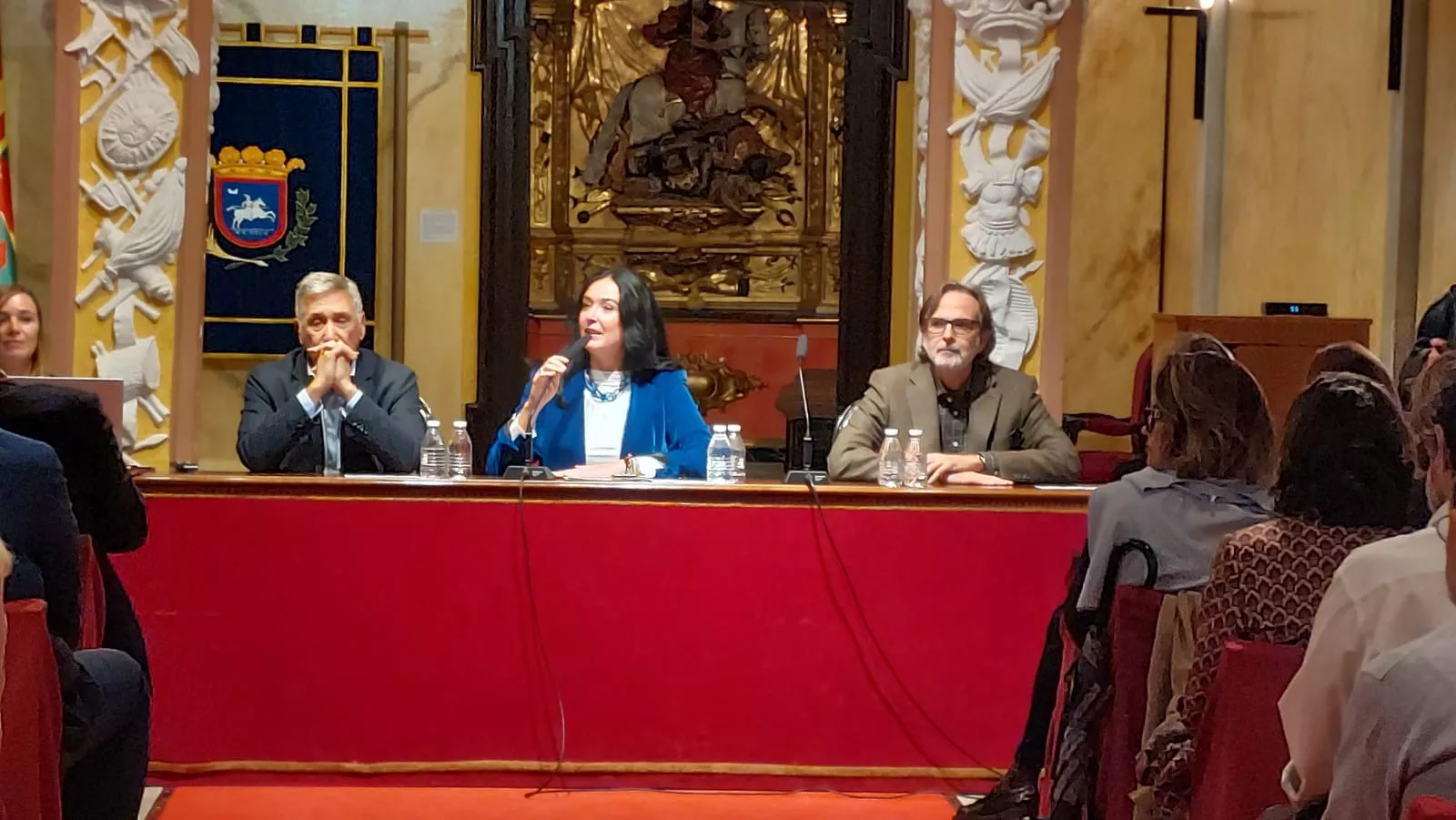 La alcaldesa, Lorena Orduna, flanqueada por Ricardo Oliván y Iván Ramírez, en la reunión con agentes sociales en la que participó Venia La alcaldesa, Lorena Orduna, flanqueada por Ricardo Oliván y Iván Ramírez, en la reunión con agentes sociales en la que participó Venia