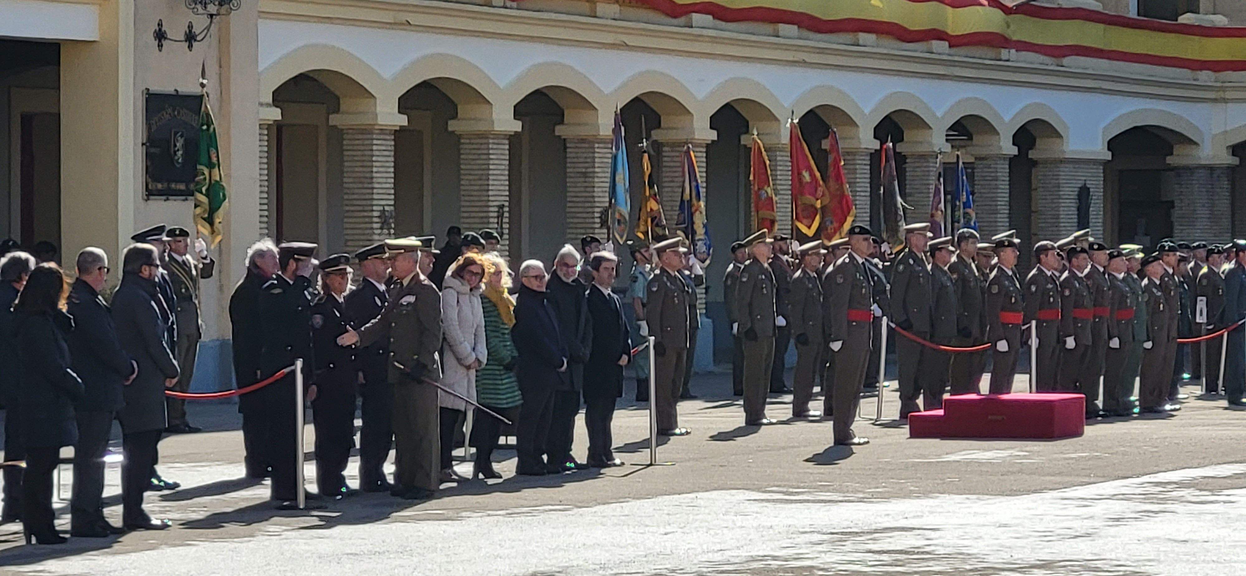 El general saluda a las autoridades El general saluda a las autoridades