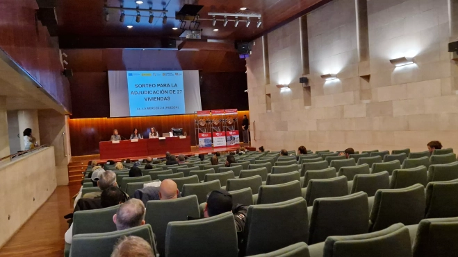 Sorteo de 27 viviendas protegidas de la fase 1 del sector La Merced de Huesca. Foto Myriam Martínez Sorteo de 27 viviendas protegidas de la fase 1 del sector La Merced de Huesca. Foto Myriam Martínez
