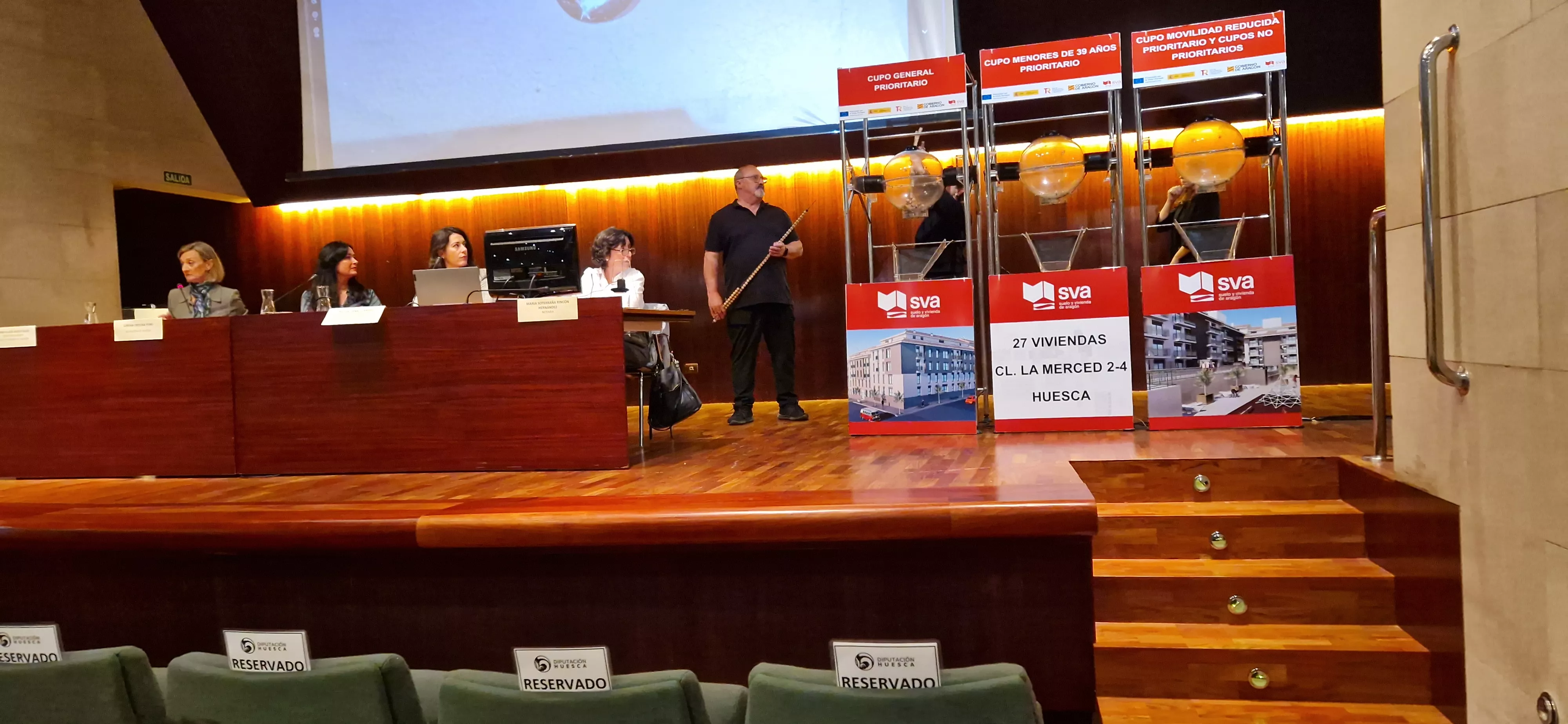 Sorteo de 27 viviendas protegidas de la fase 1 del sector La Merced de Huesca. Foto Myriam Martínez