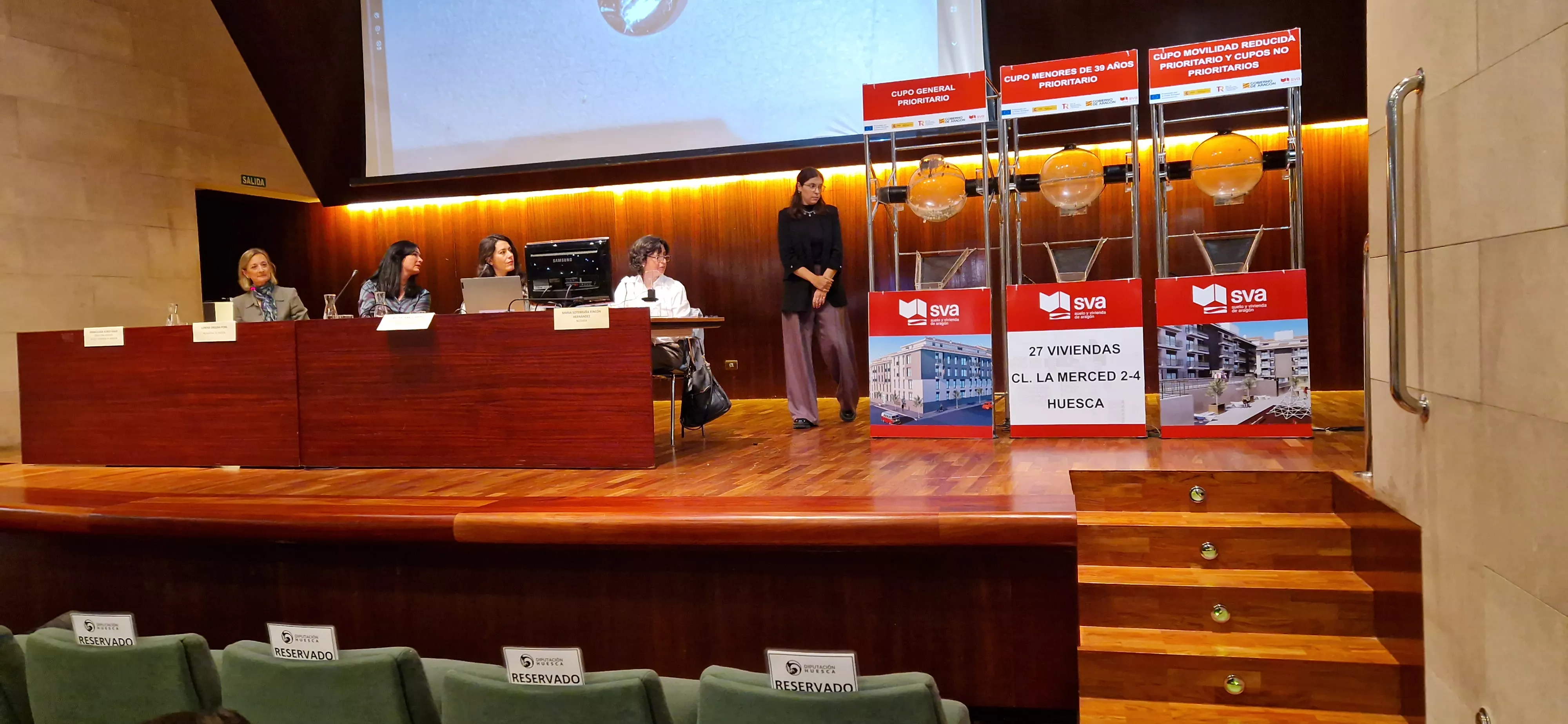 Sorteo de 27 viviendas protegidas de la fase 1 del sector La Merced de Huesca. Foto Myriam Martínez