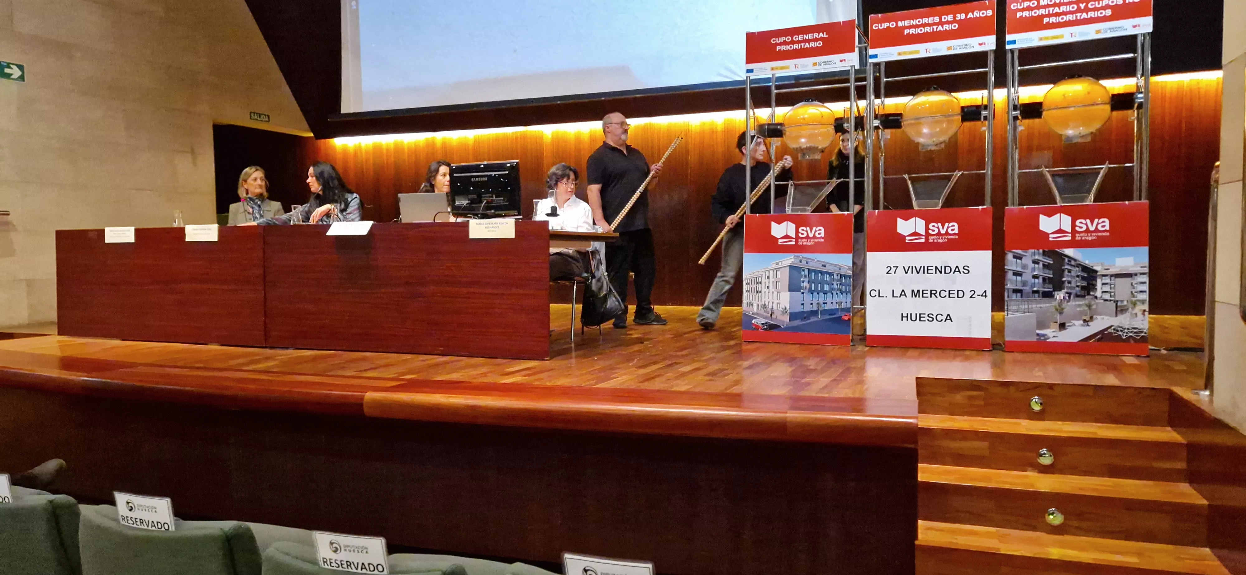 Sorteo de 27 viviendas protegidas de la fase 1 del sector La Merced de Huesca. Foto Myriam Martínez