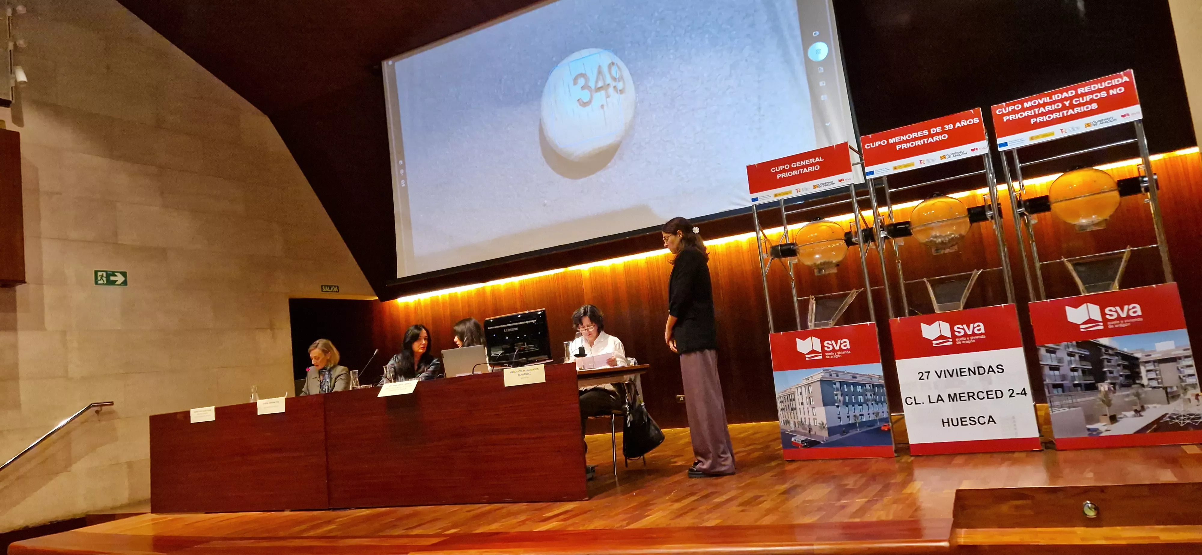 Sorteo de 27 viviendas protegidas de la fase 1 del sector La Merced de Huesca. Foto Myriam Martínez