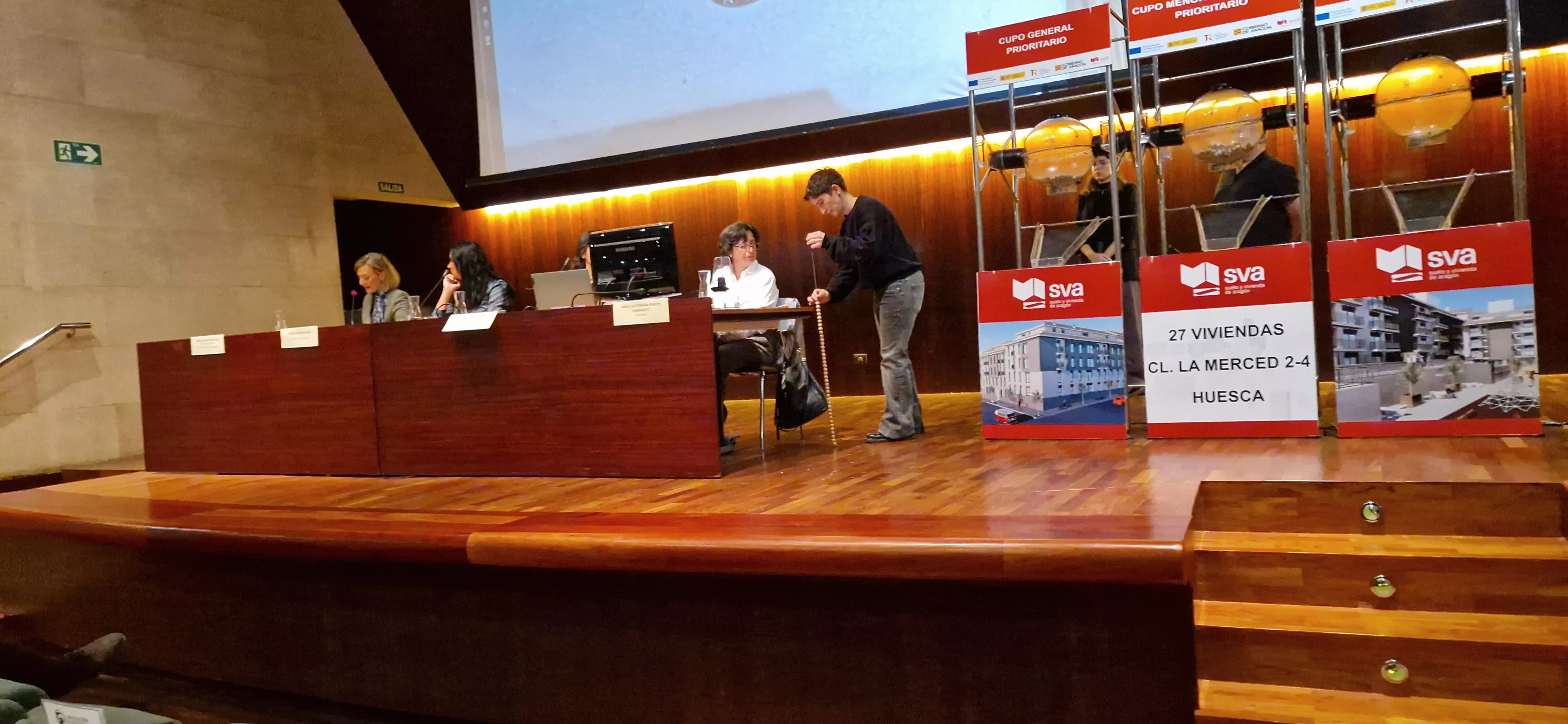 Sorteo de 27 viviendas protegidas de la fase 1 del sector La Merced de Huesca. Foto Myriam Martínez