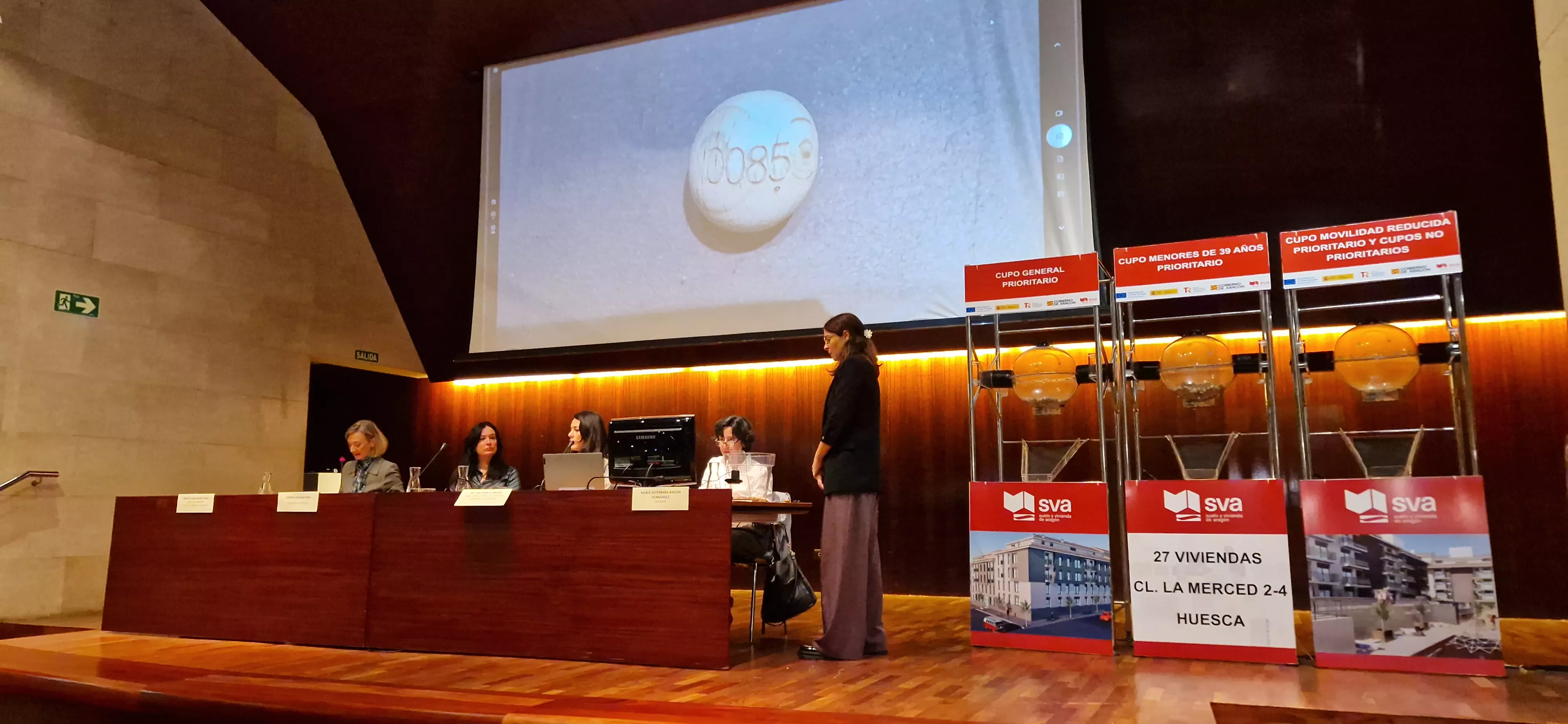 Sorteo de 27 viviendas protegidas de la fase 1 del sector La Merced de Huesca. Foto Myriam Martínez